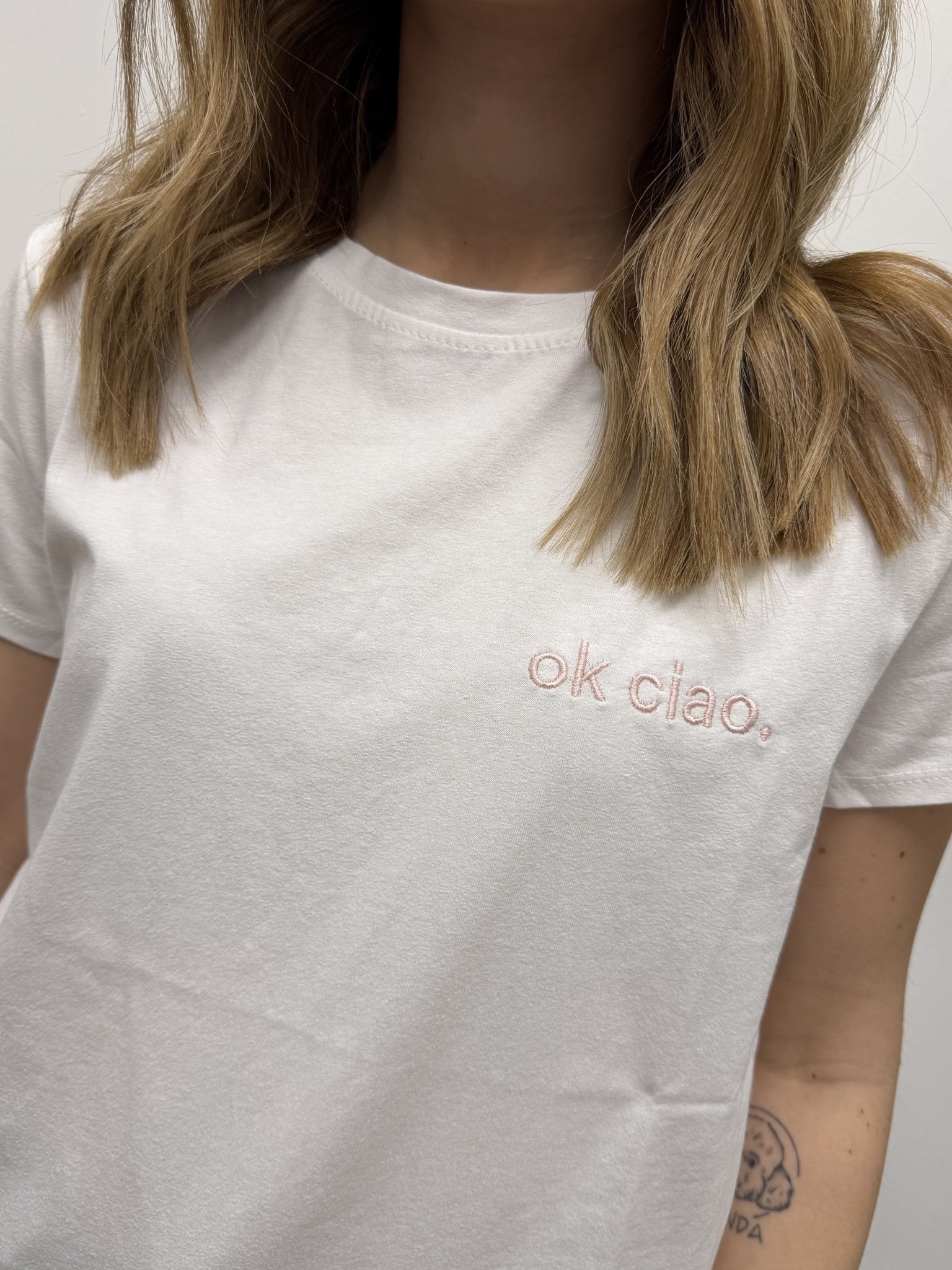 T-Shirt girocollo ricamo "Ok Ciao" VICOLO - GiuGiò | Shop online