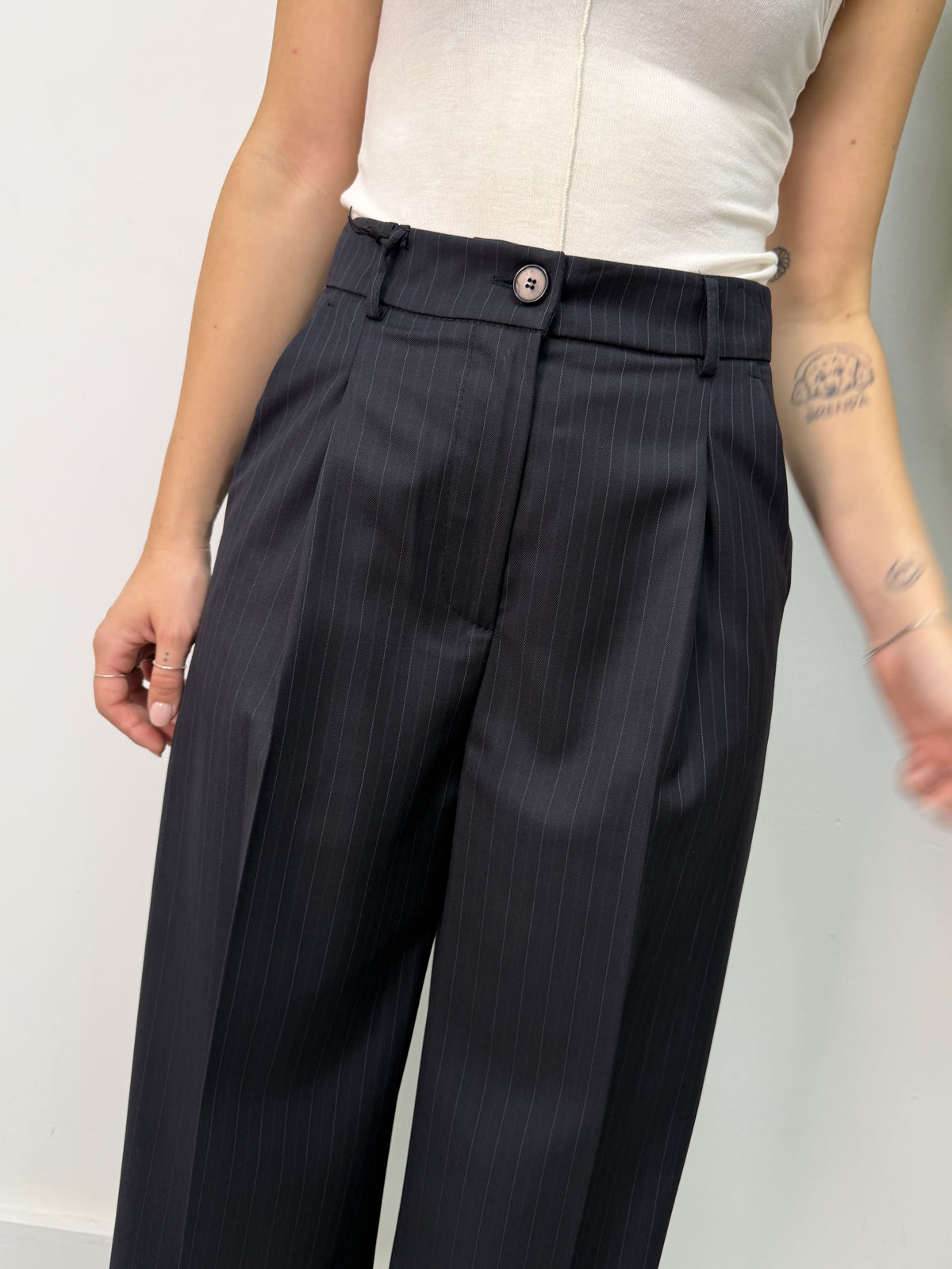 Pantalone gessato con risvolto cucito Vicolo