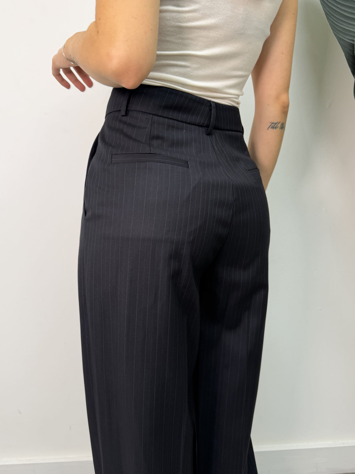 Pantalone gessato con risvolto cucito Vicolo