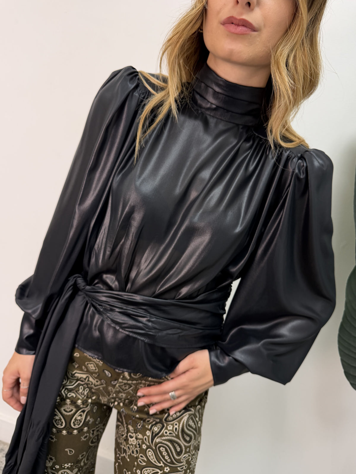Blusa laminata spalline imbottite e fusciacca HaveOne