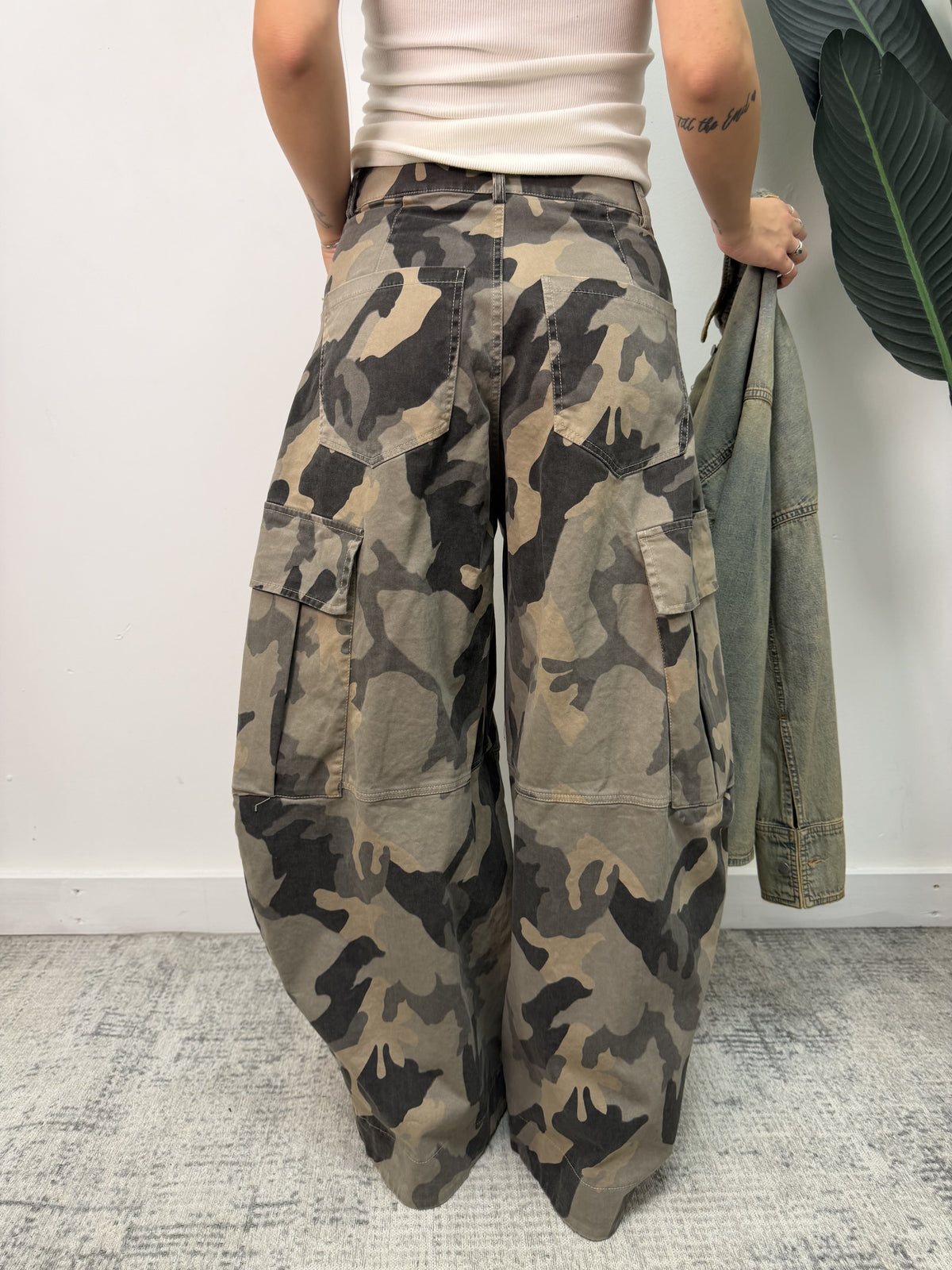 Pantalone cargo stampa camouflage Tensione In