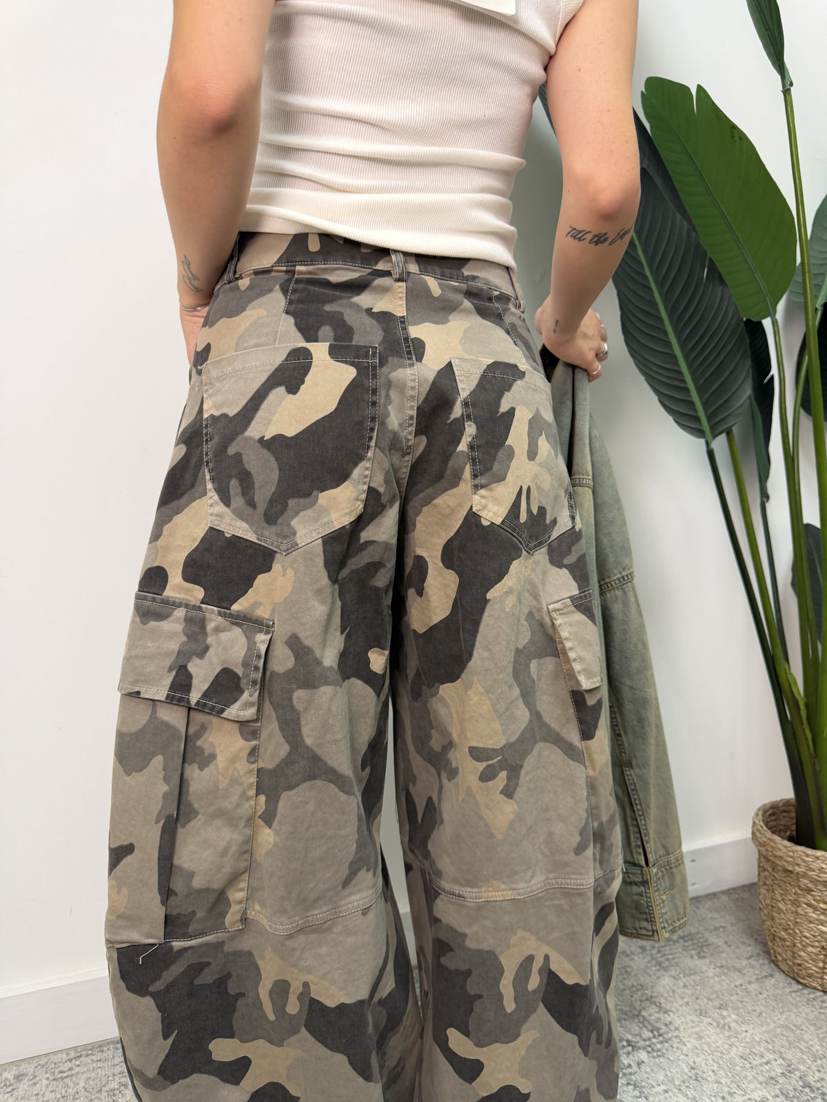Pantalone cargo stampa camouflage Tensione In