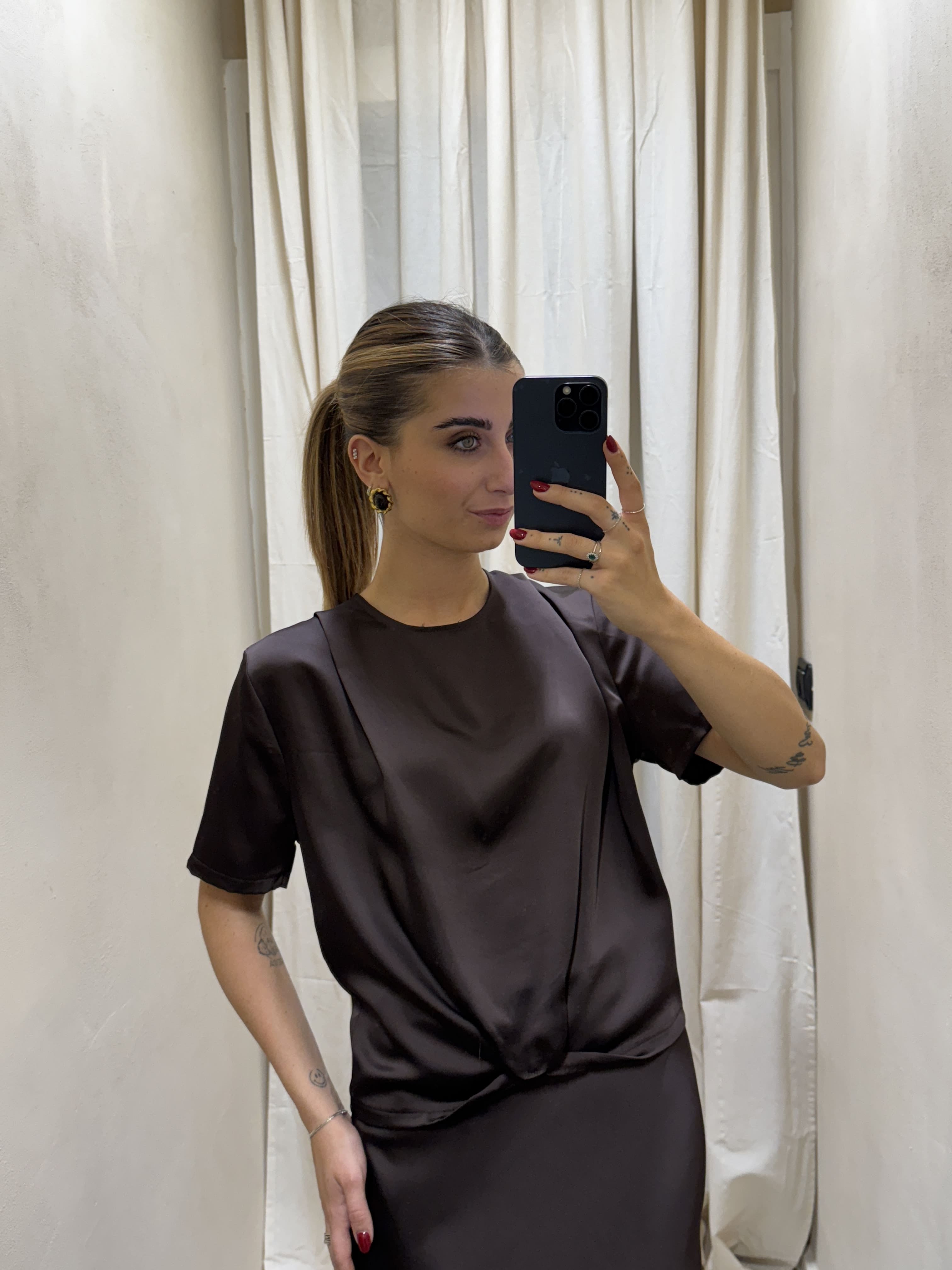 Blusa girocollo in raso con nodo Imperial