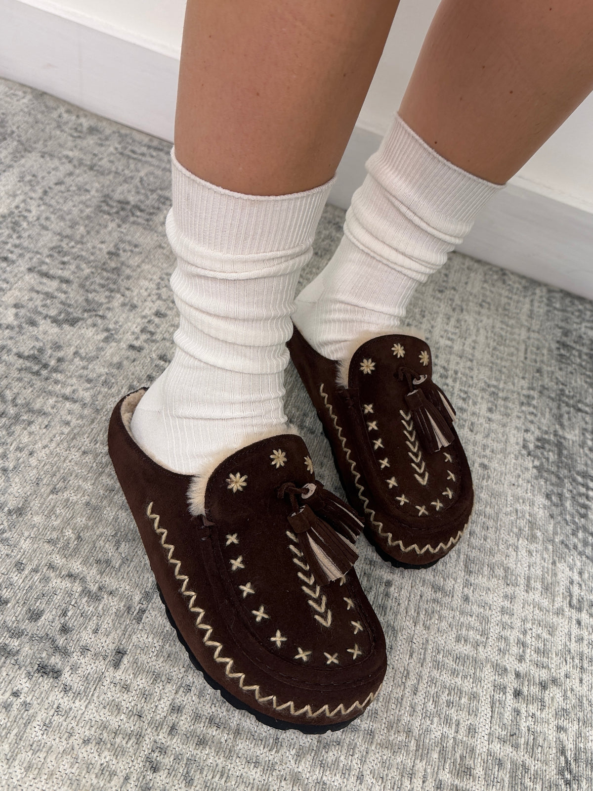 Sabot Kai suede moro con ricami a contrasto Taji