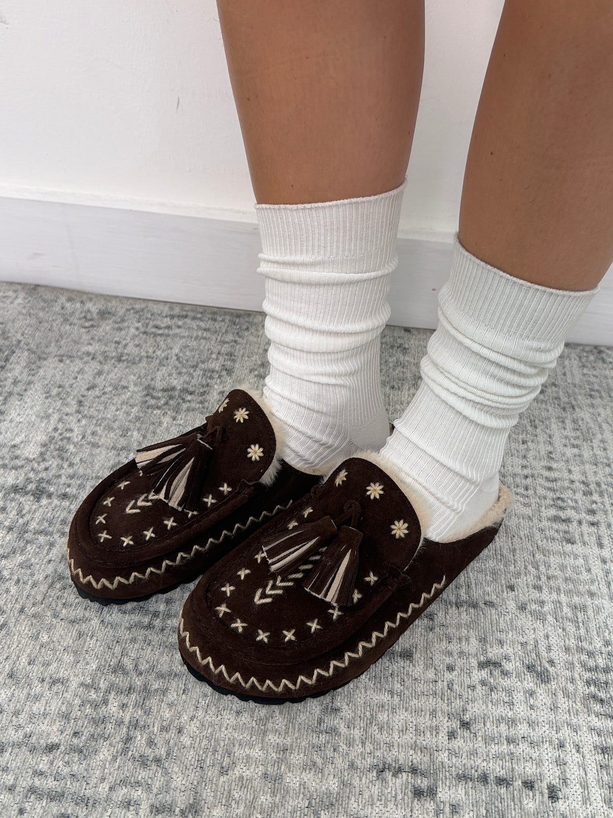 Sabot Kai suede moro con ricami a contrasto Taji