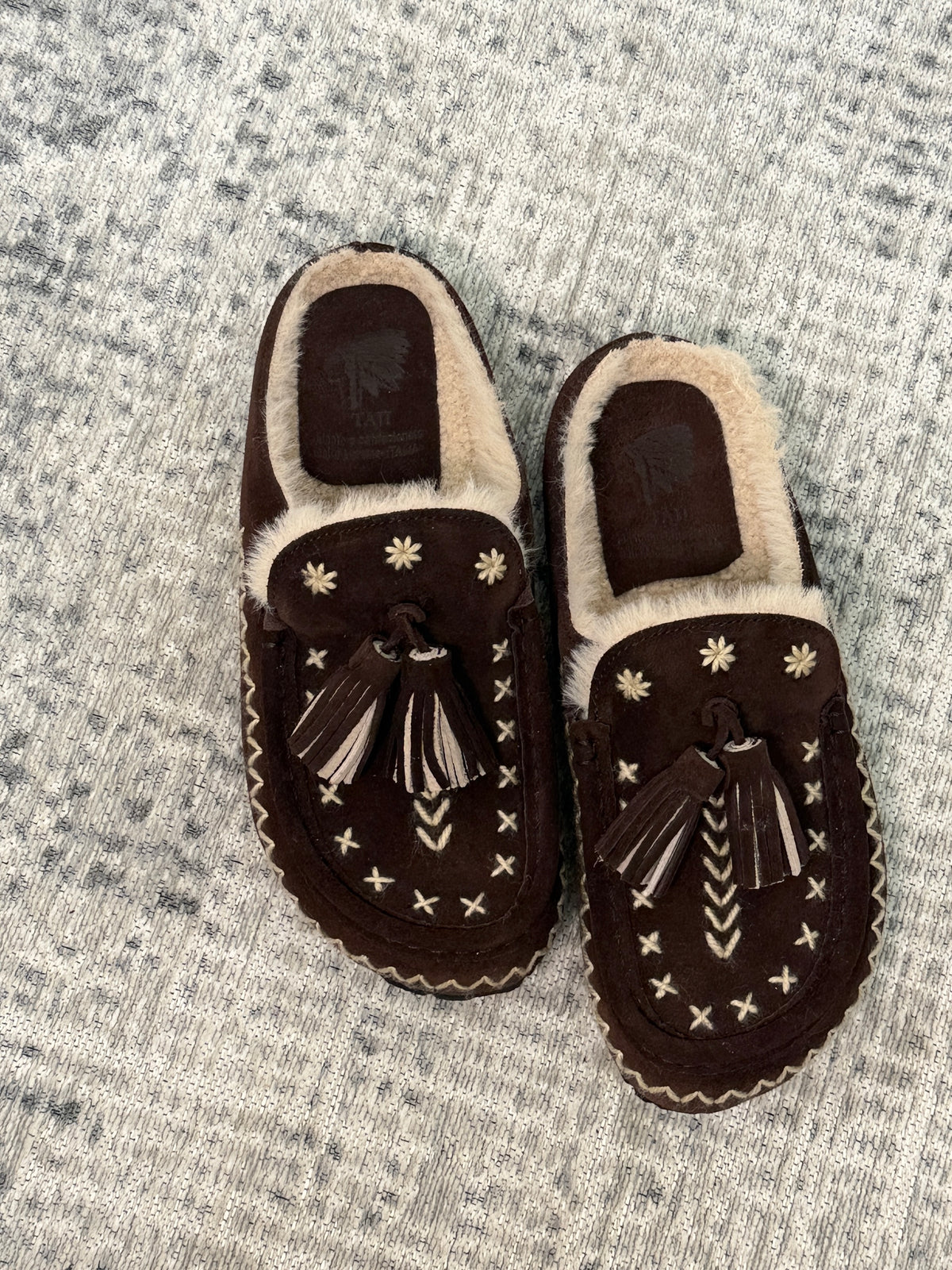 Sabot Kai suede moro con ricami a contrasto Taji