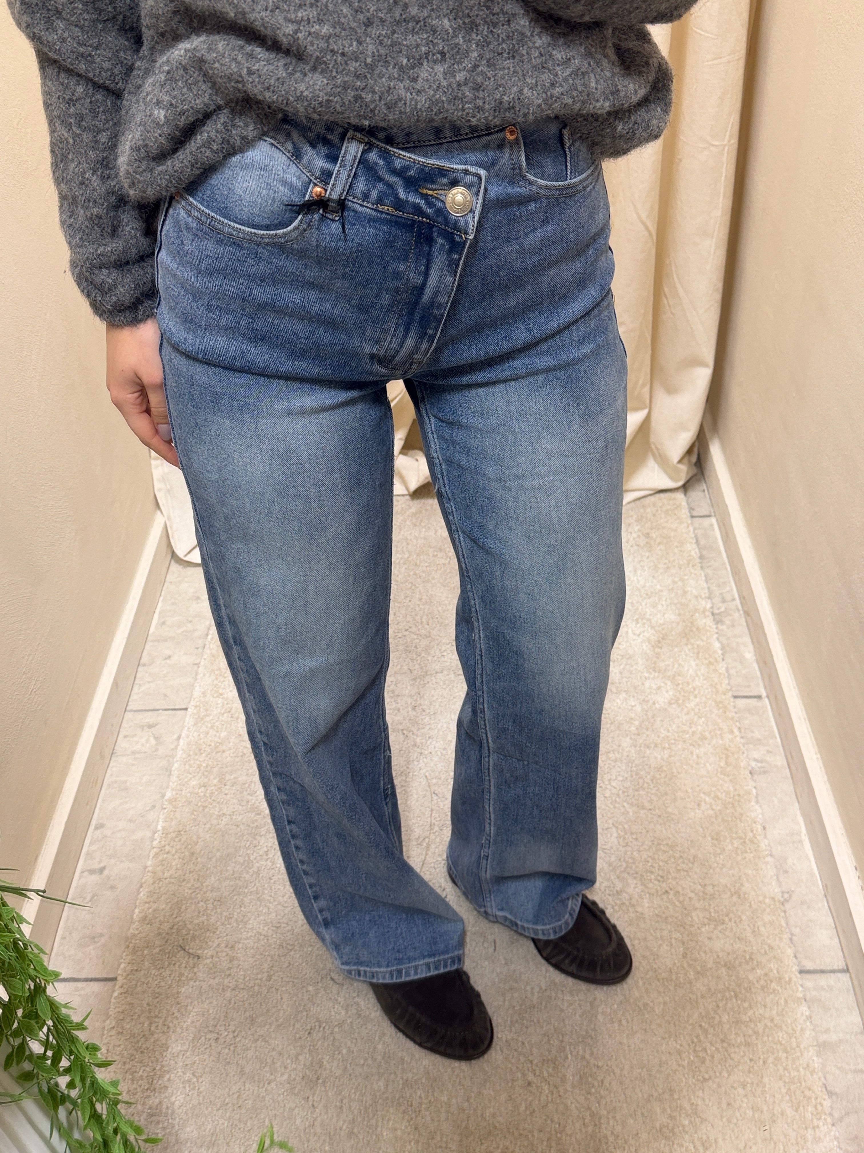 Jeans wide leg con bottone storto MyD