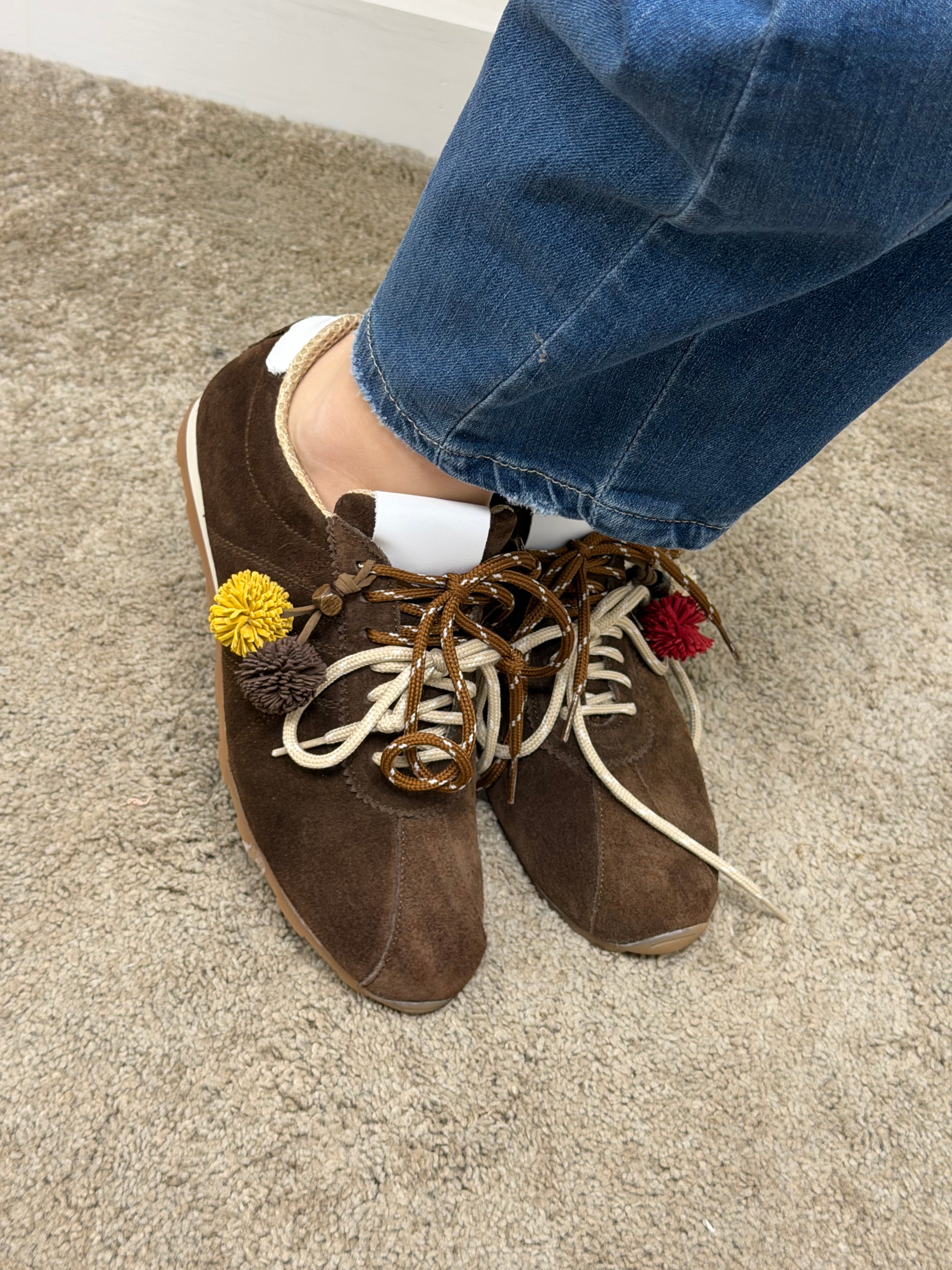 Sneakers in crosta con doppio laccio e ponpon Via Mondana