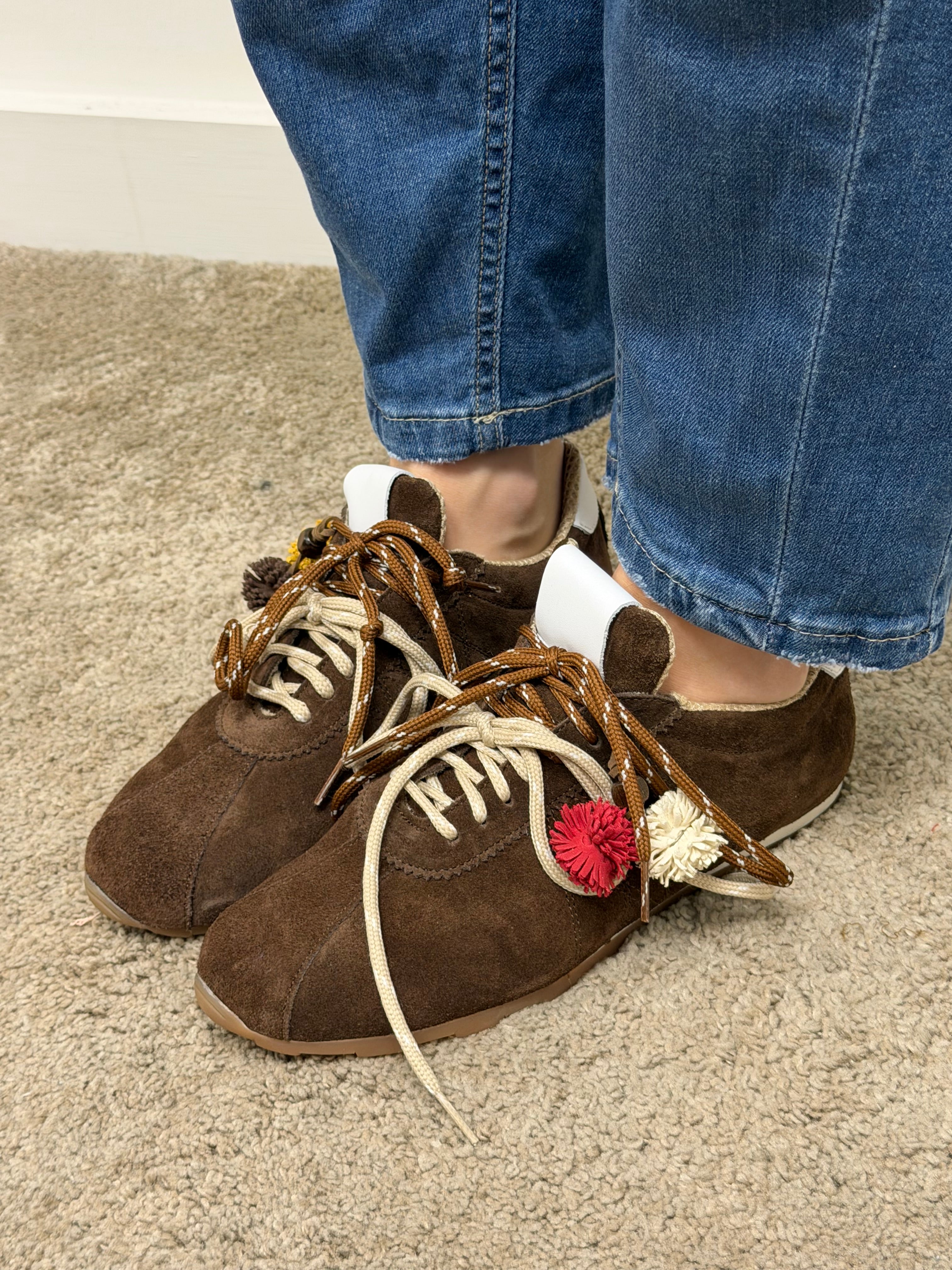 Sneakers in crosta con doppio laccio e ponpon Via Mondana