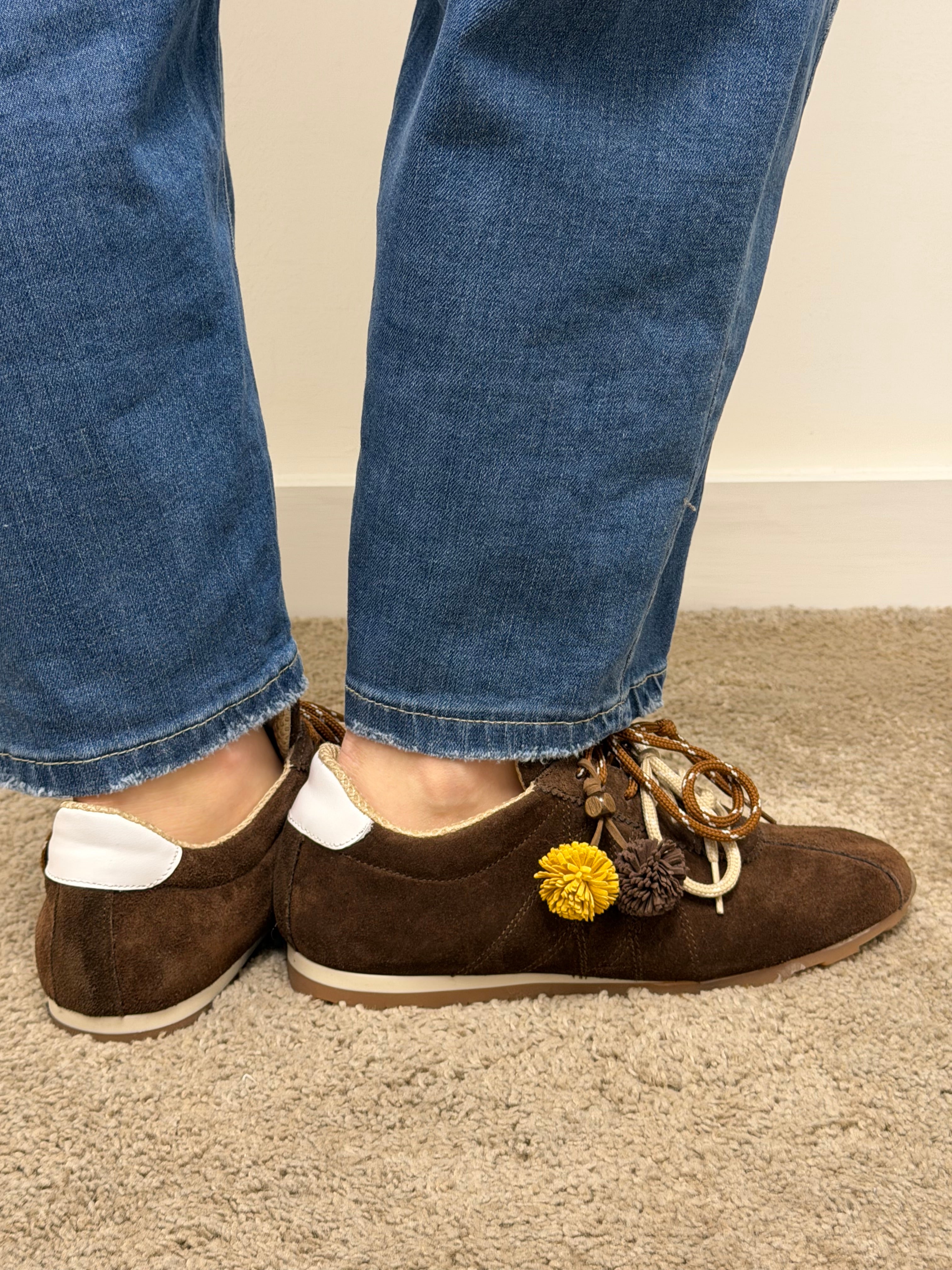 Sneakers in crosta con doppio laccio e ponpon Via Mondana