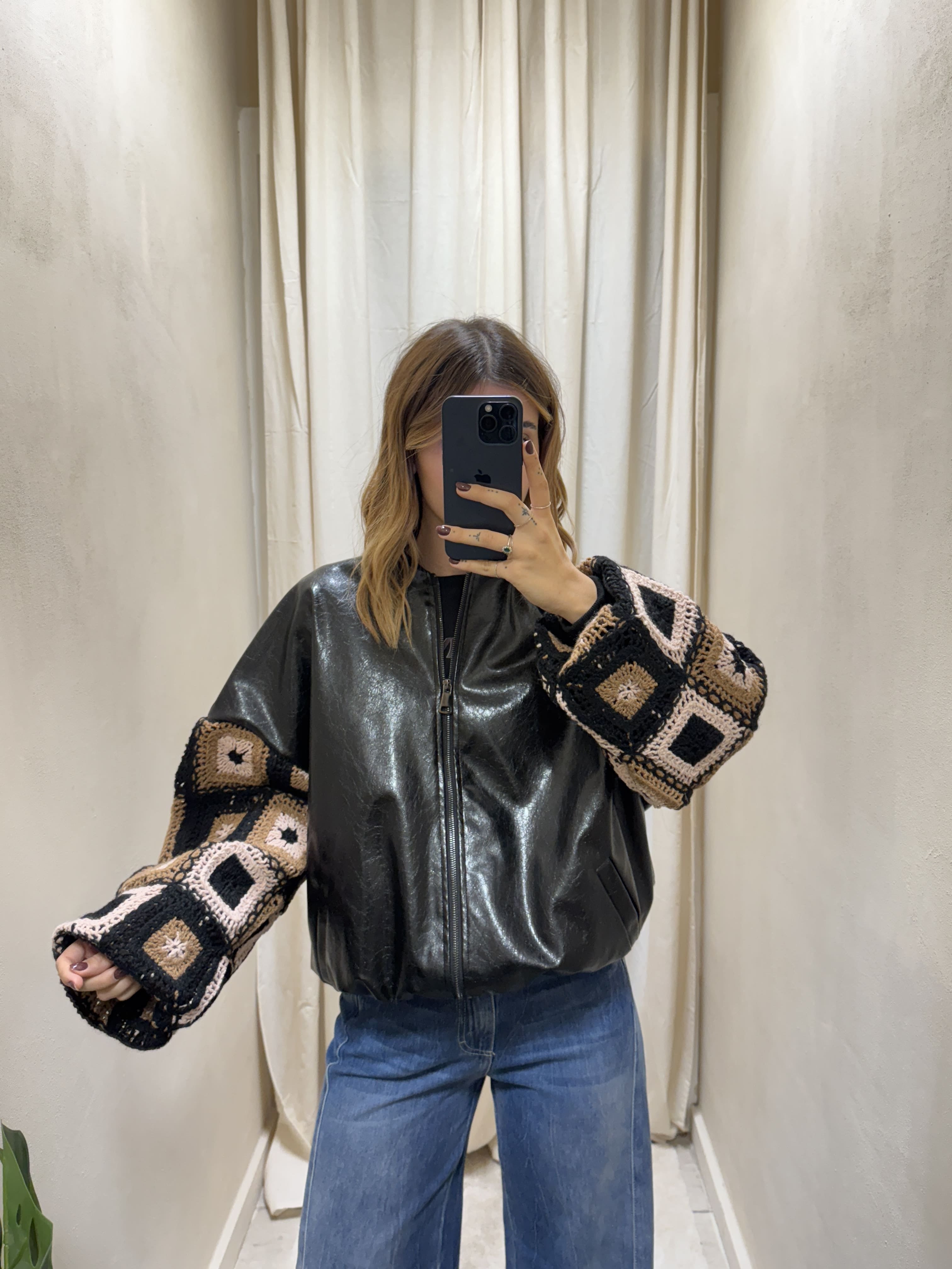 Bomber effetto vinile con maniche in crochet Susy Mix