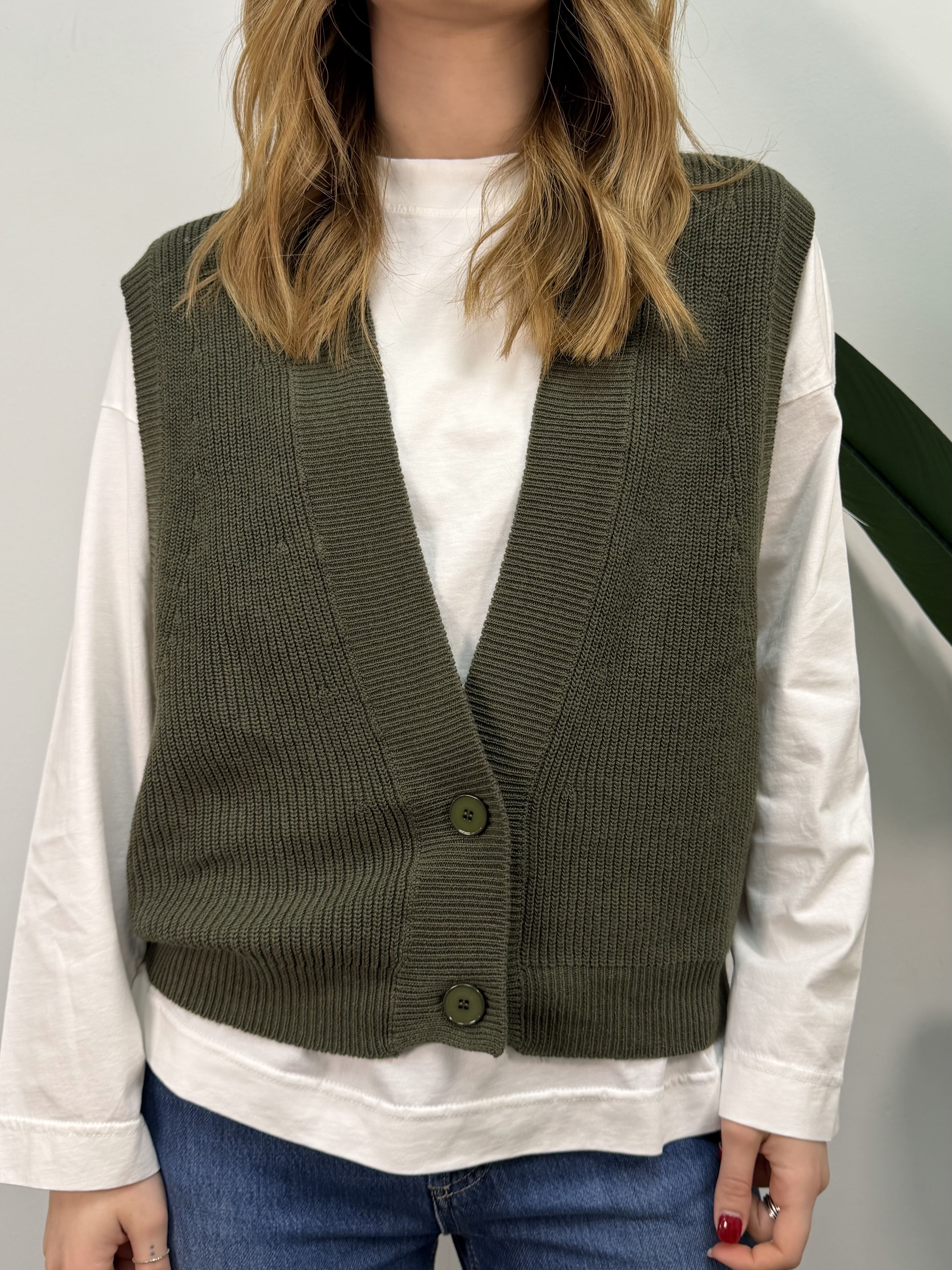 Gilet in filo scollo V due bottoni VICOLO