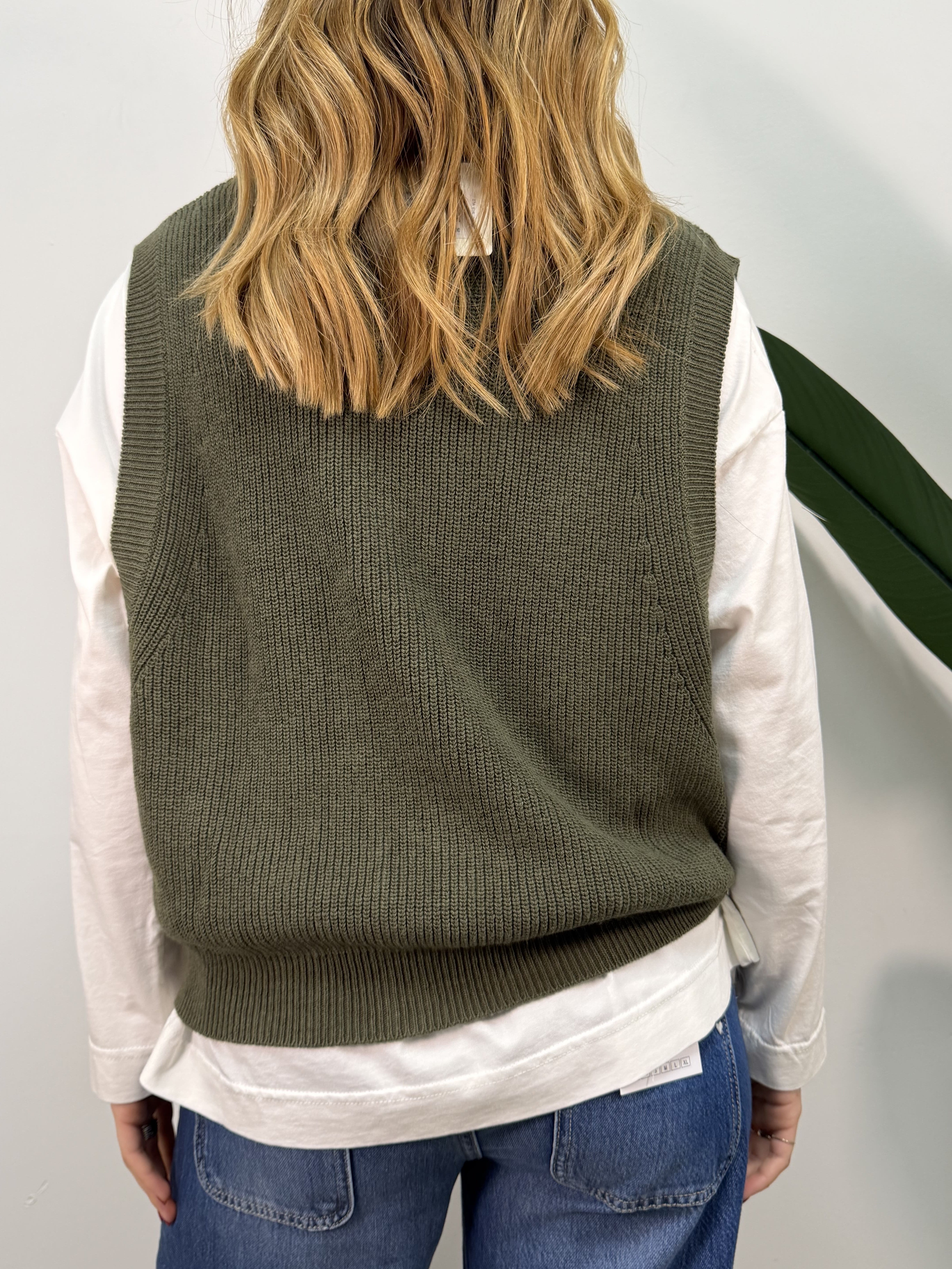 Gilet in filo scollo V due bottoni VICOLO