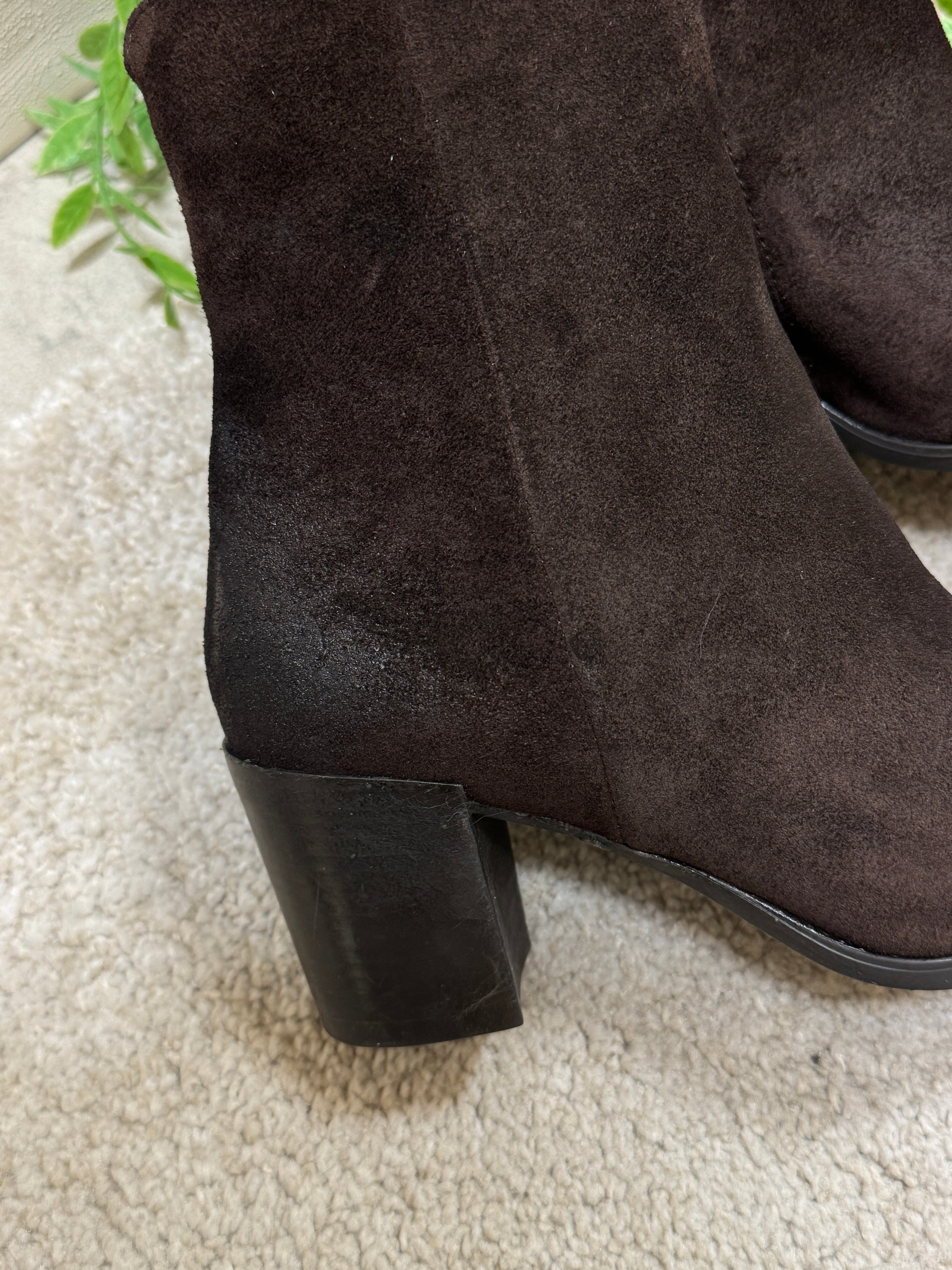 Tronchetto in pelle scamosciata con tacco Noa