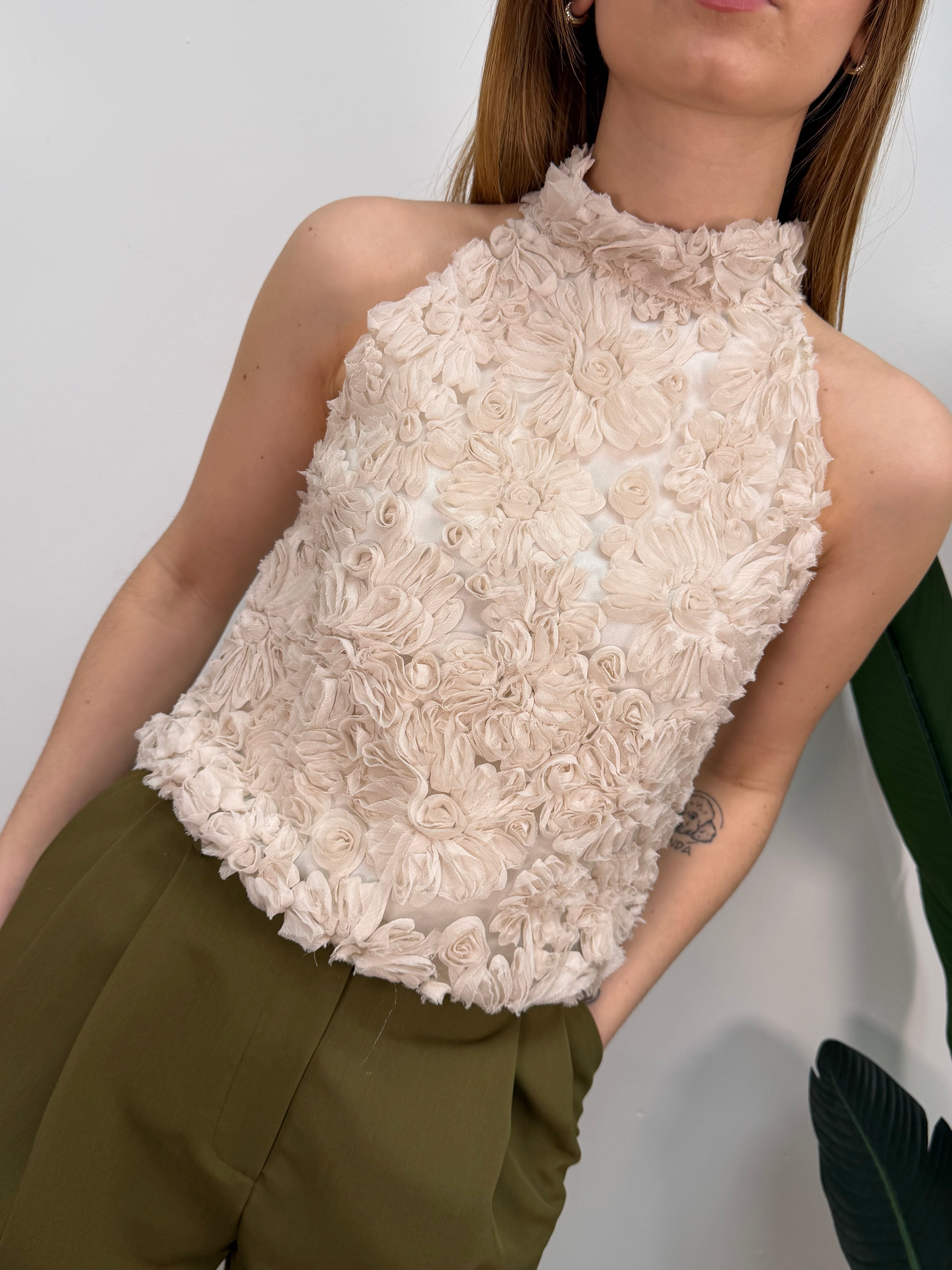 Top scollo halter con fiori MyD