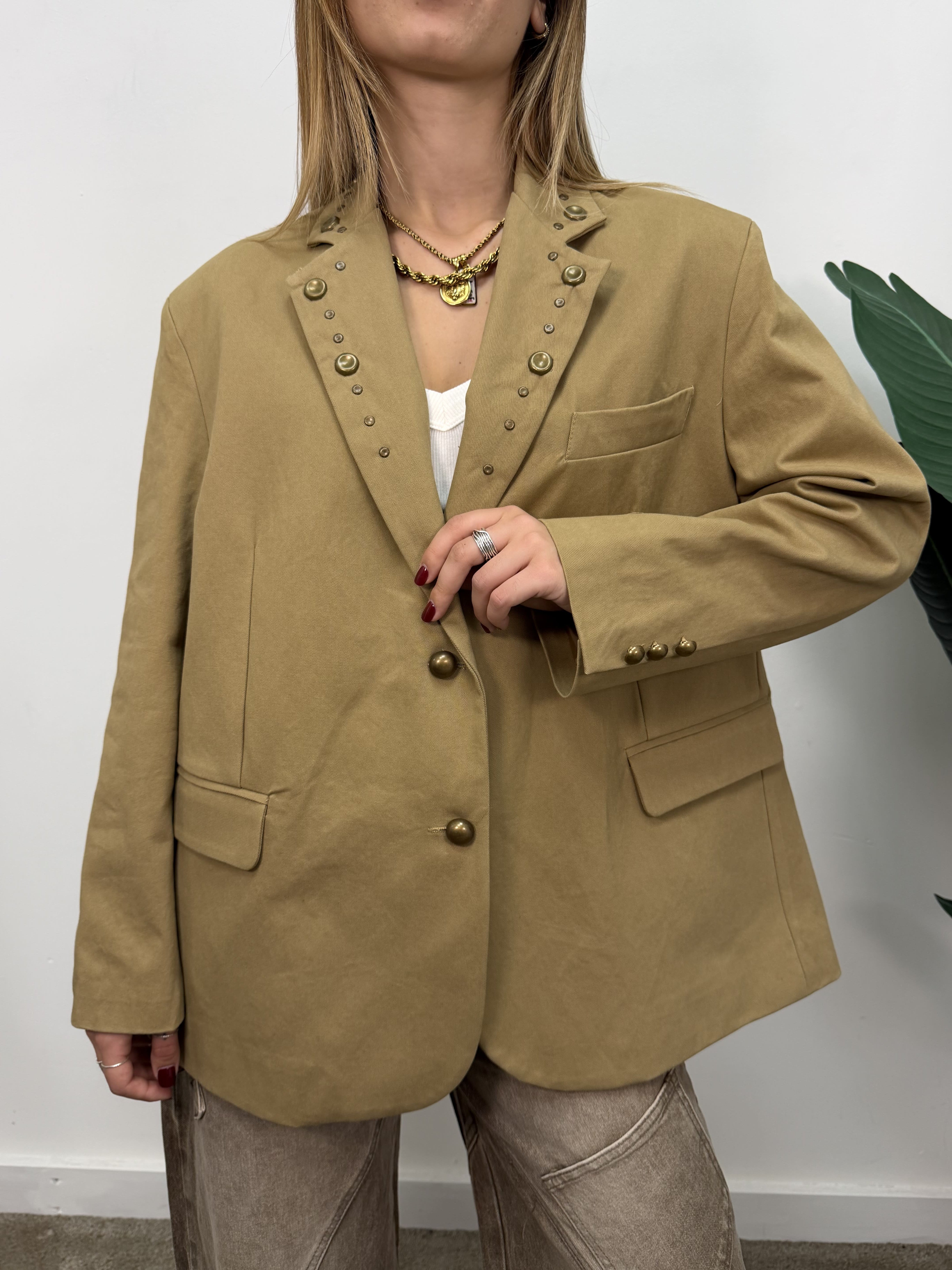 Giacca gabardina con borchie applicate MyD