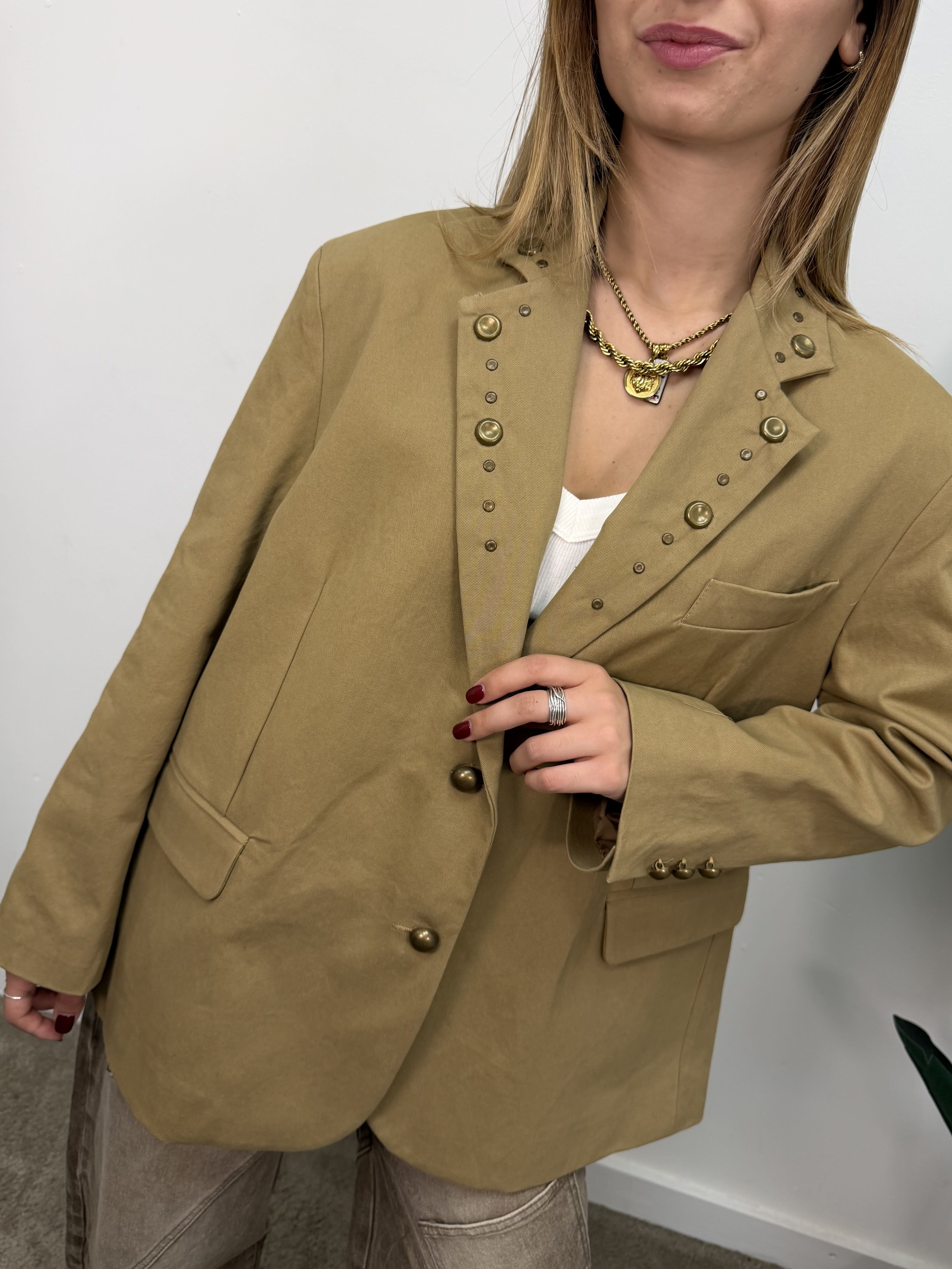 Giacca gabardina con borchie applicate MyD