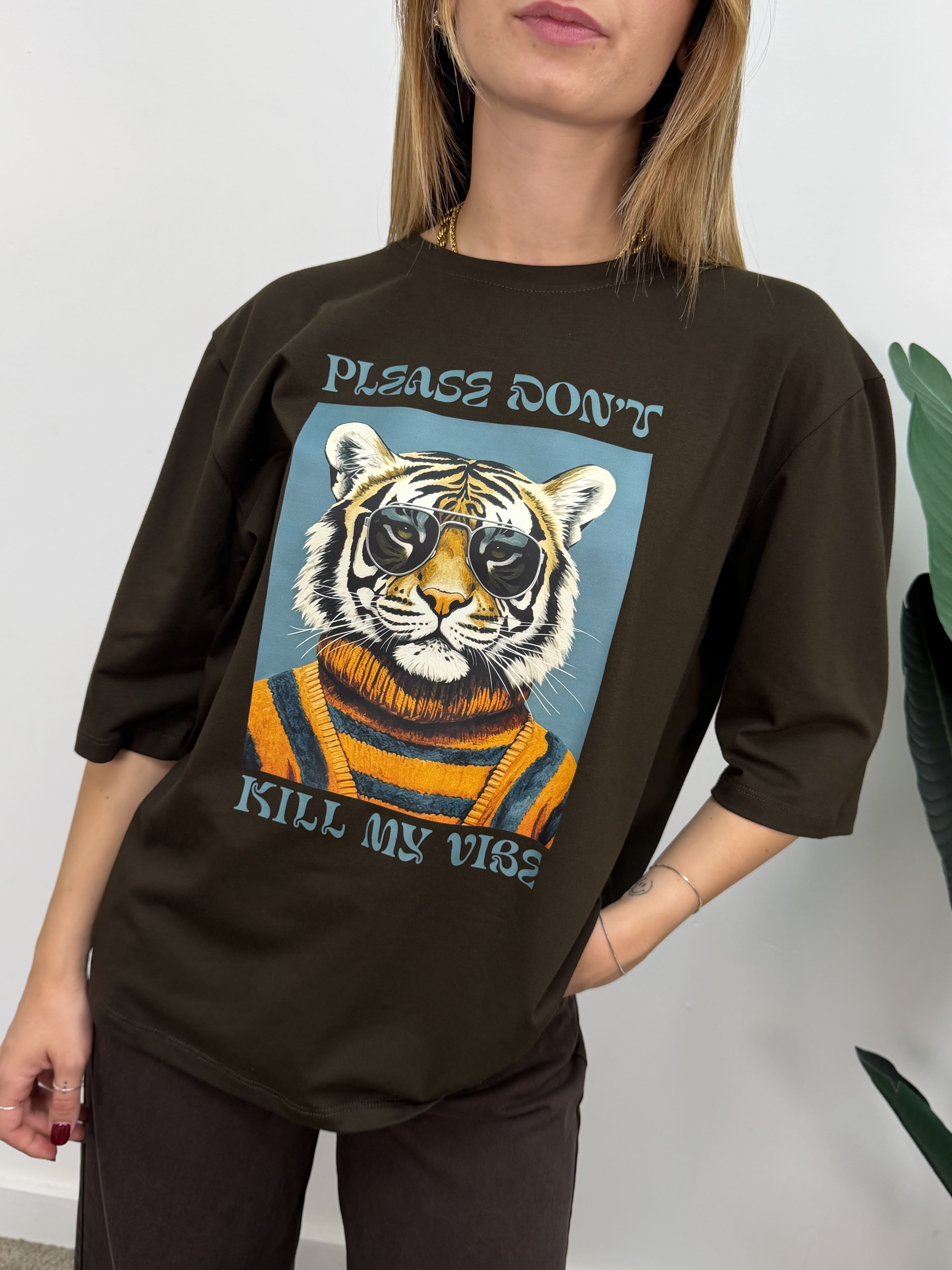 T-shirt stampa tigre "please don't kill my vibe" MyD
