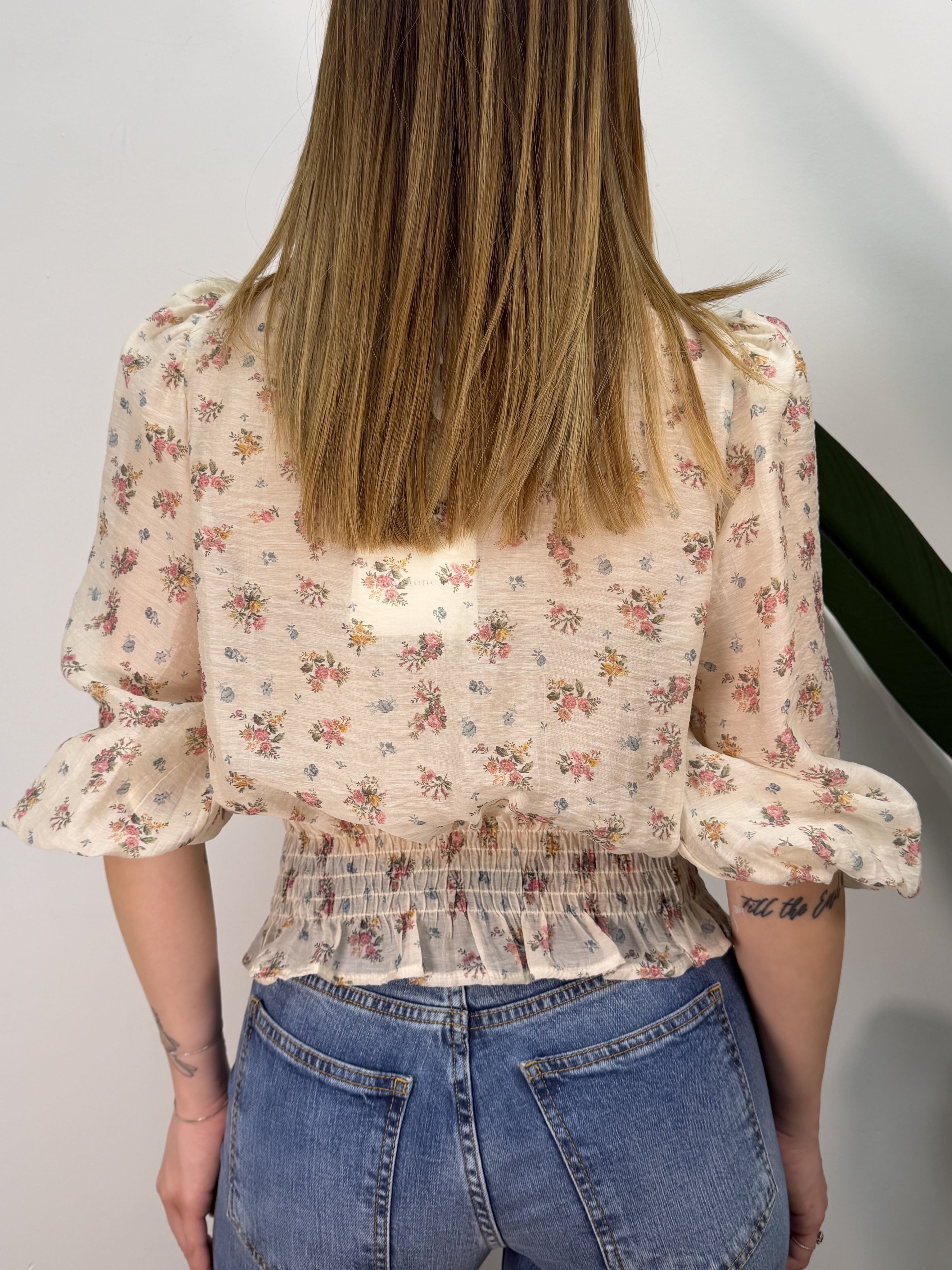 Blusa fondo bianco con fiori colorati Tensione In