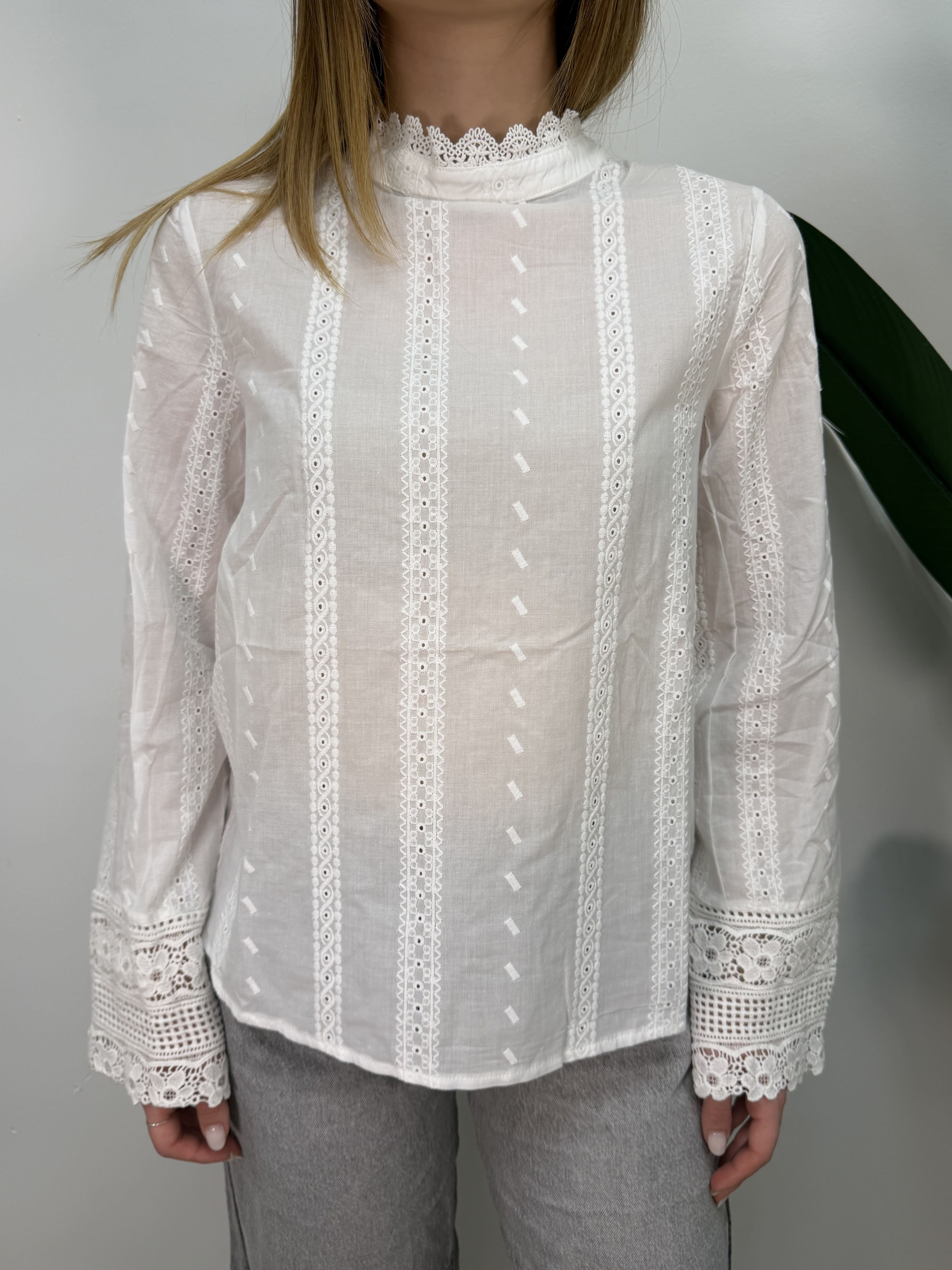 Camicia in cotone con ricami e pizzo MyD