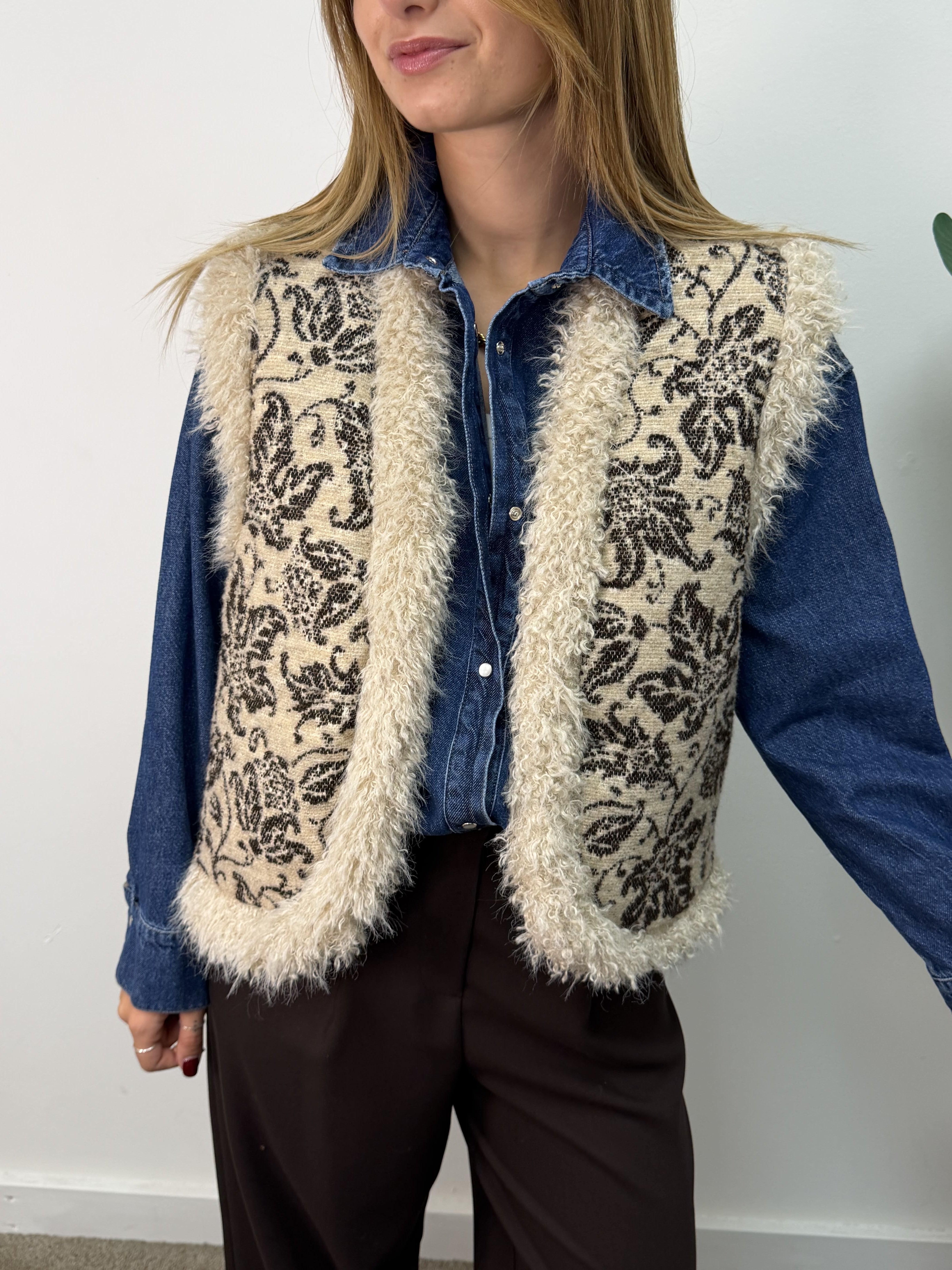 Gilet ricami jacquard e profili in eco mongolia Tensione In