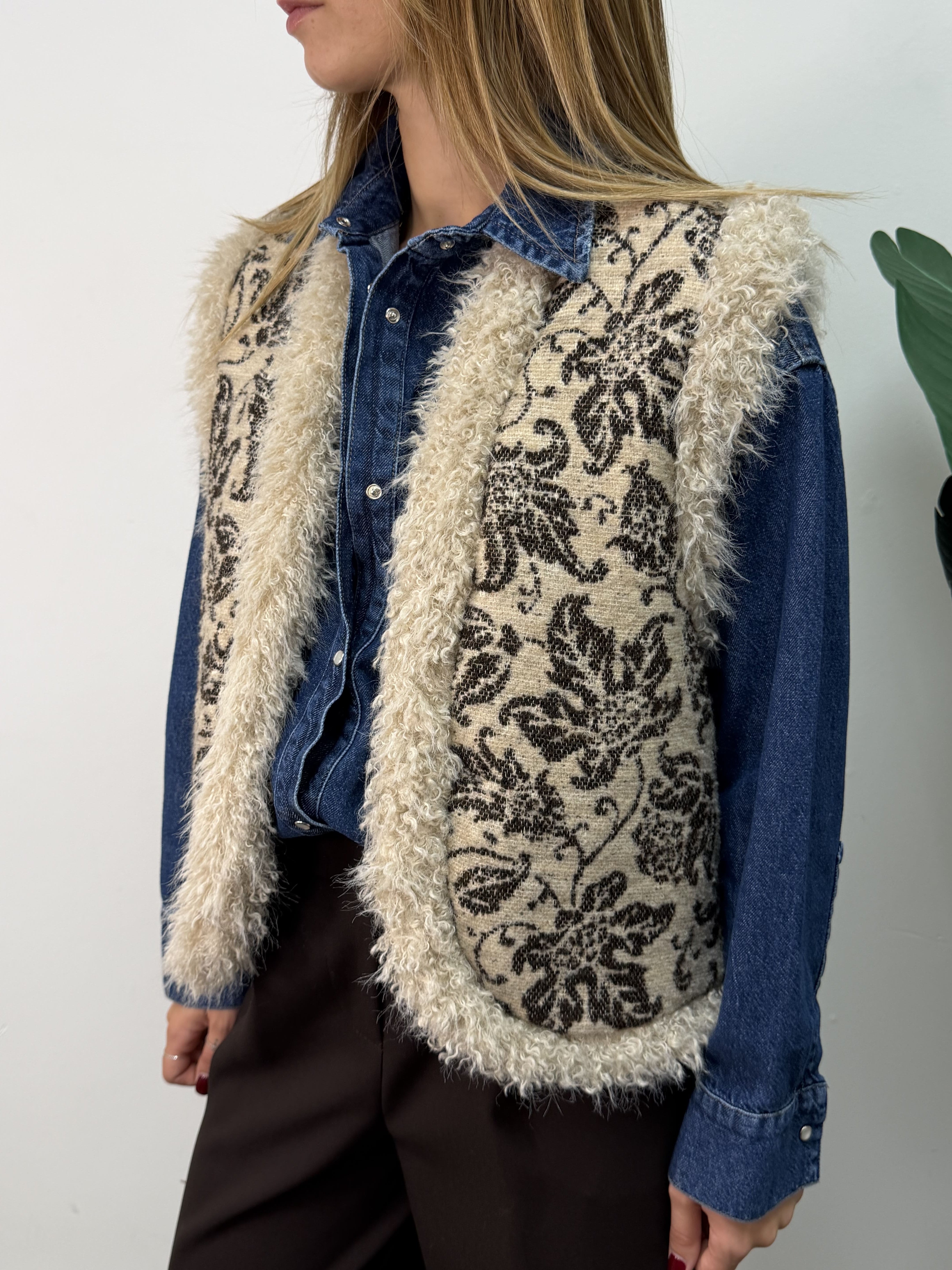 Gilet ricami jacquard e profili in eco mongolia Tensione In