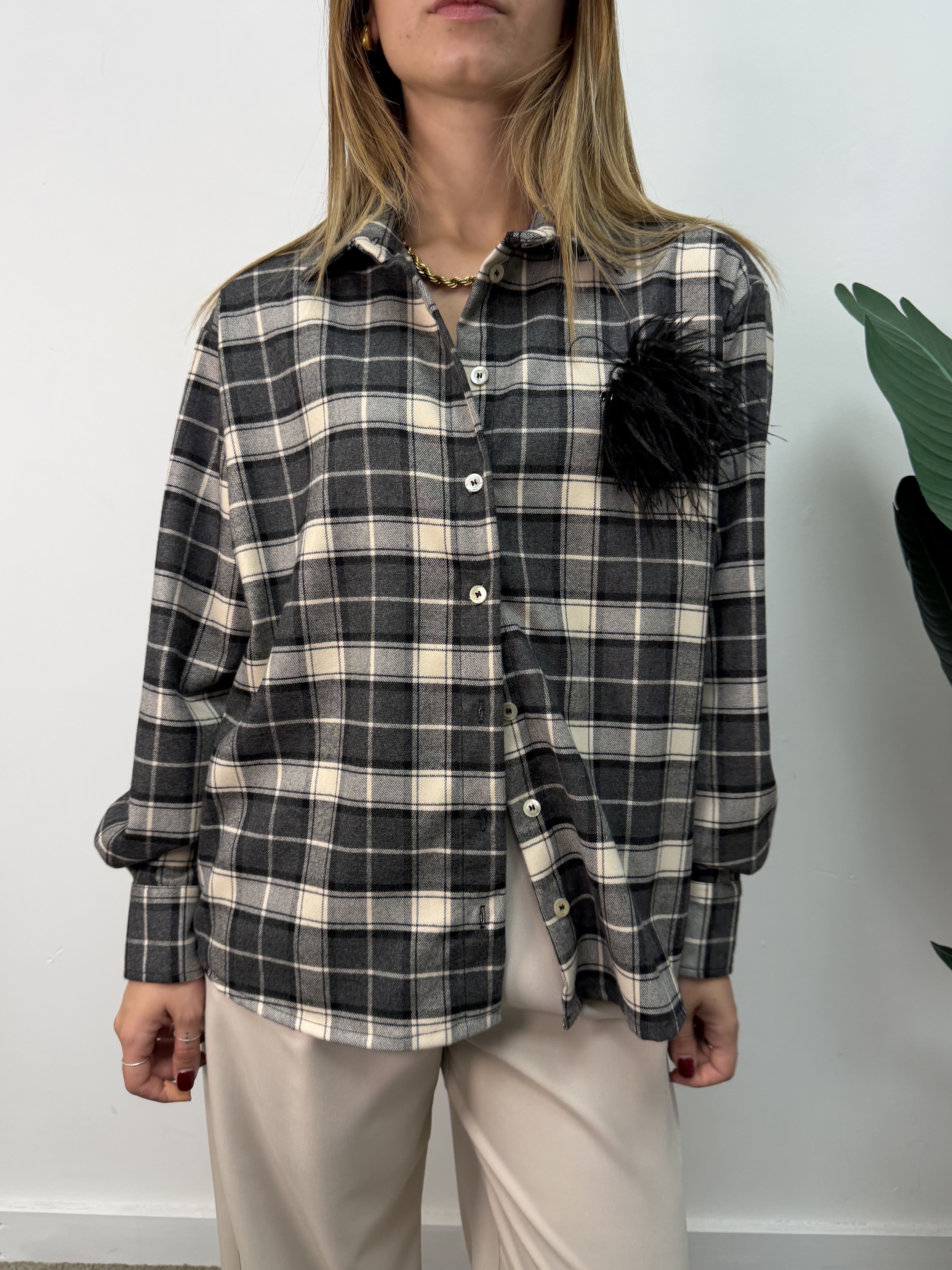 Camicia check in flanella con spilla e disegno sul retro  Tensione In