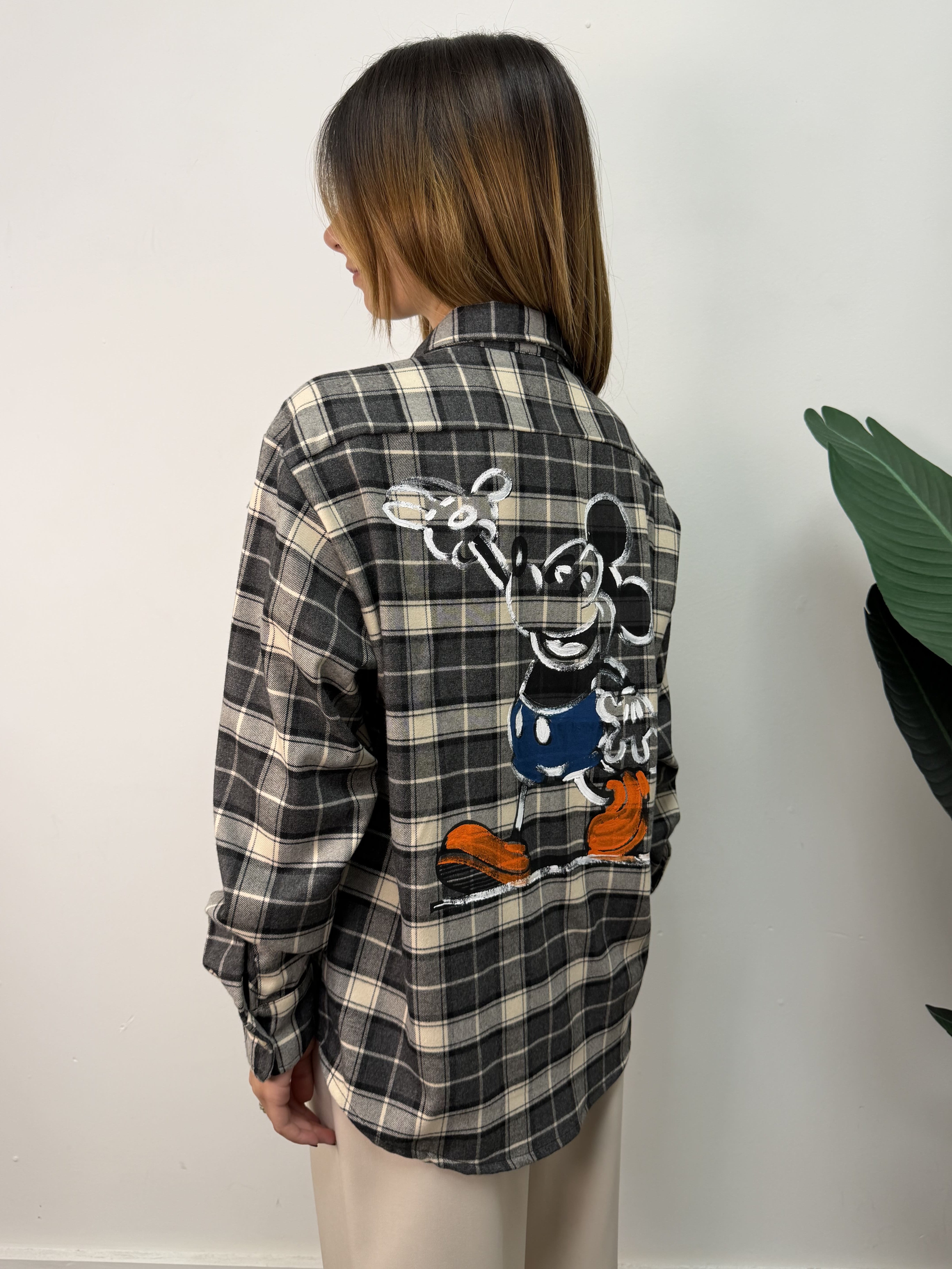 Camicia check in flanella con spilla e disegno sul retro  Tensione In