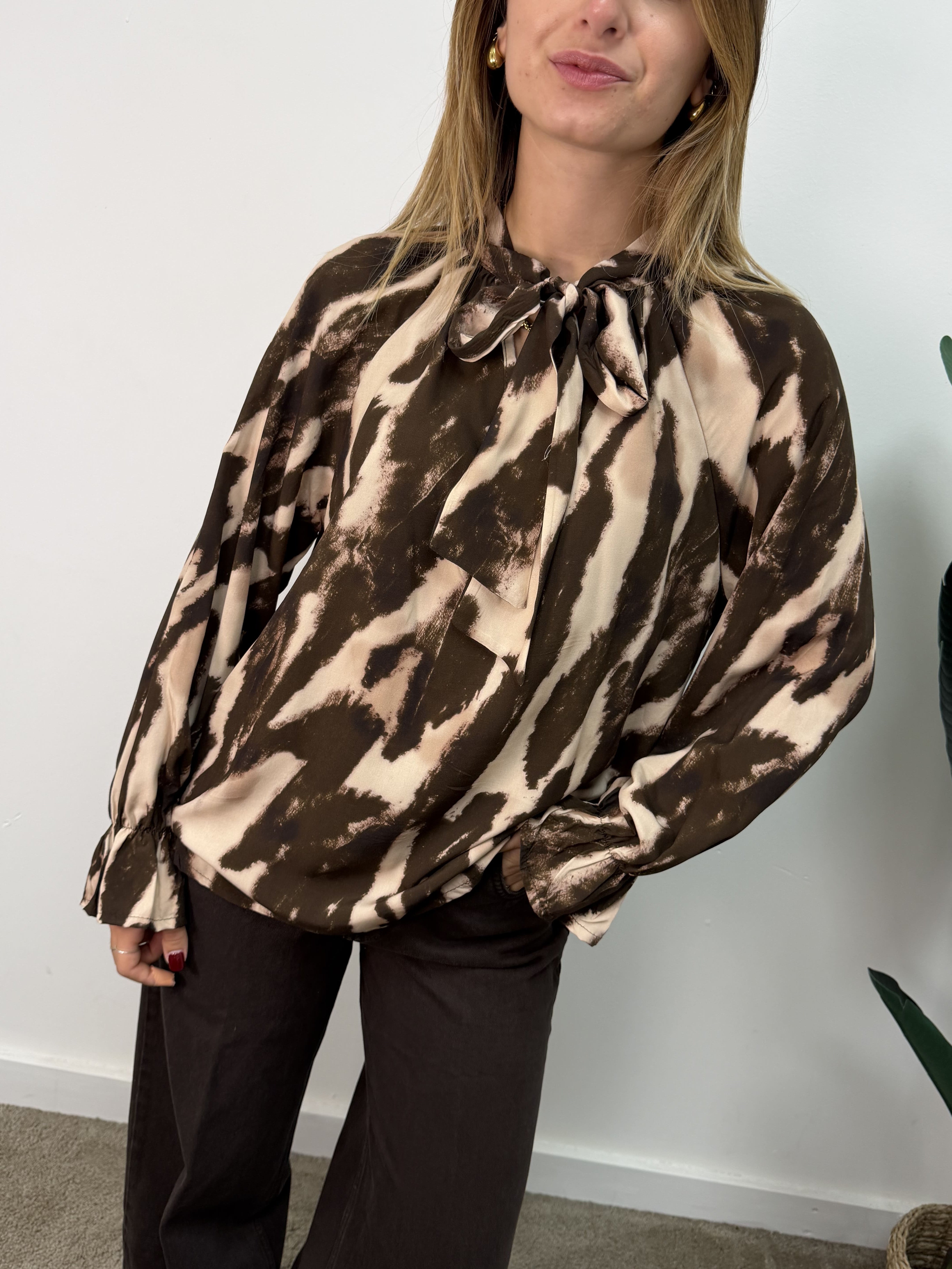 Blusa in viscosa con fiocco camouflage MyD