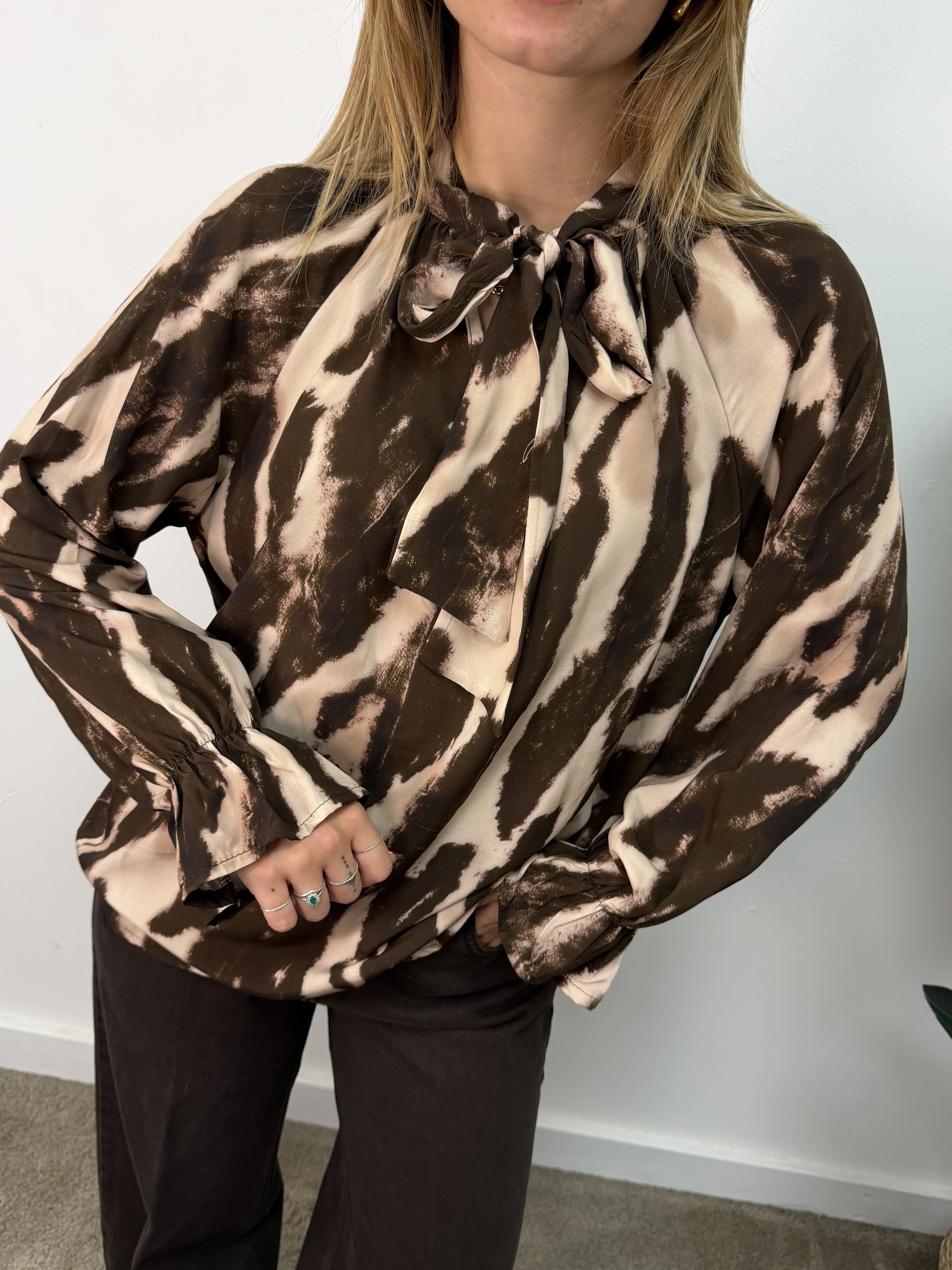 Blusa in viscosa con fiocco camouflage MyD