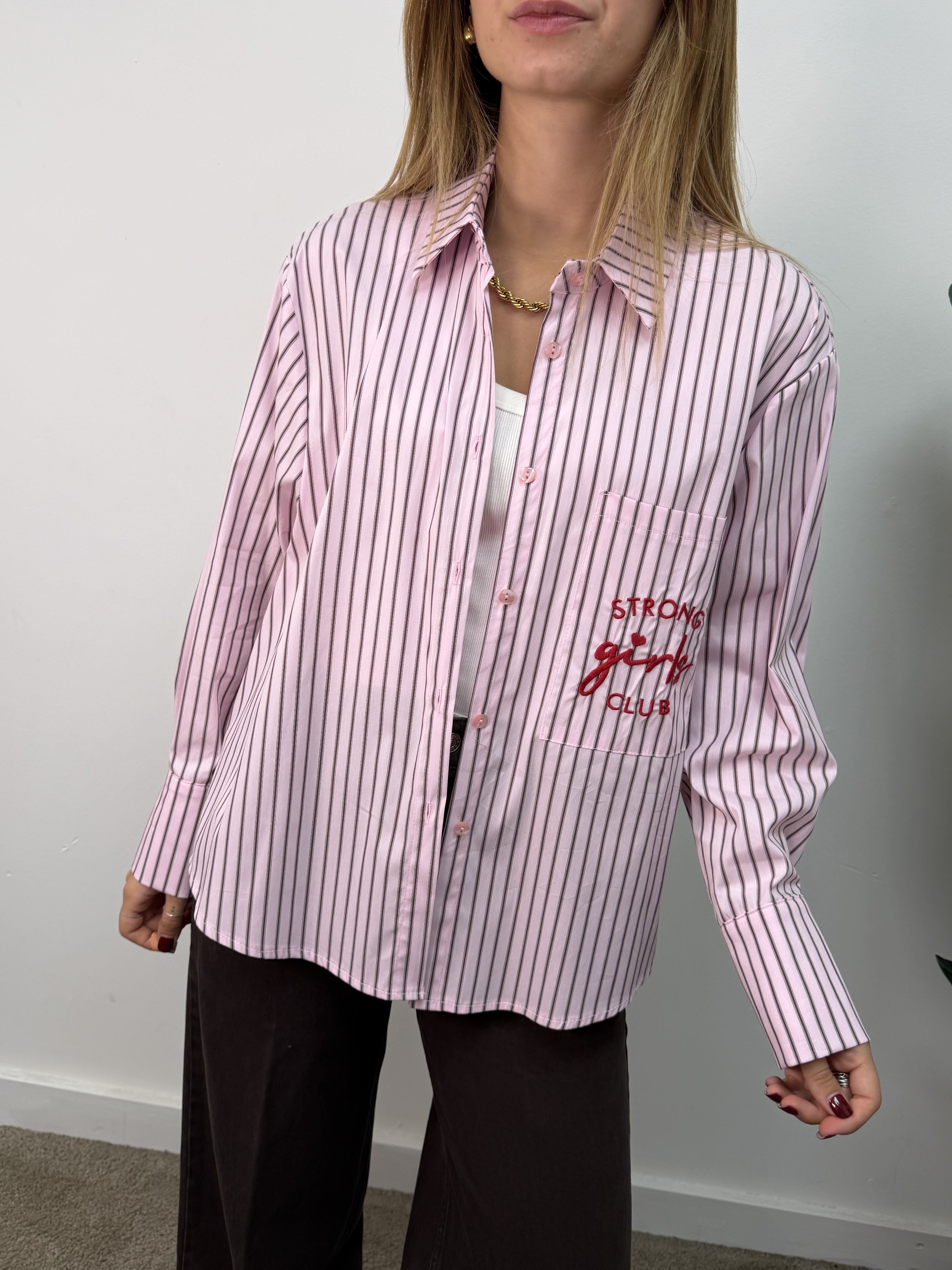 Camicia over  con ricamo "Strong girl Club" Tensione In