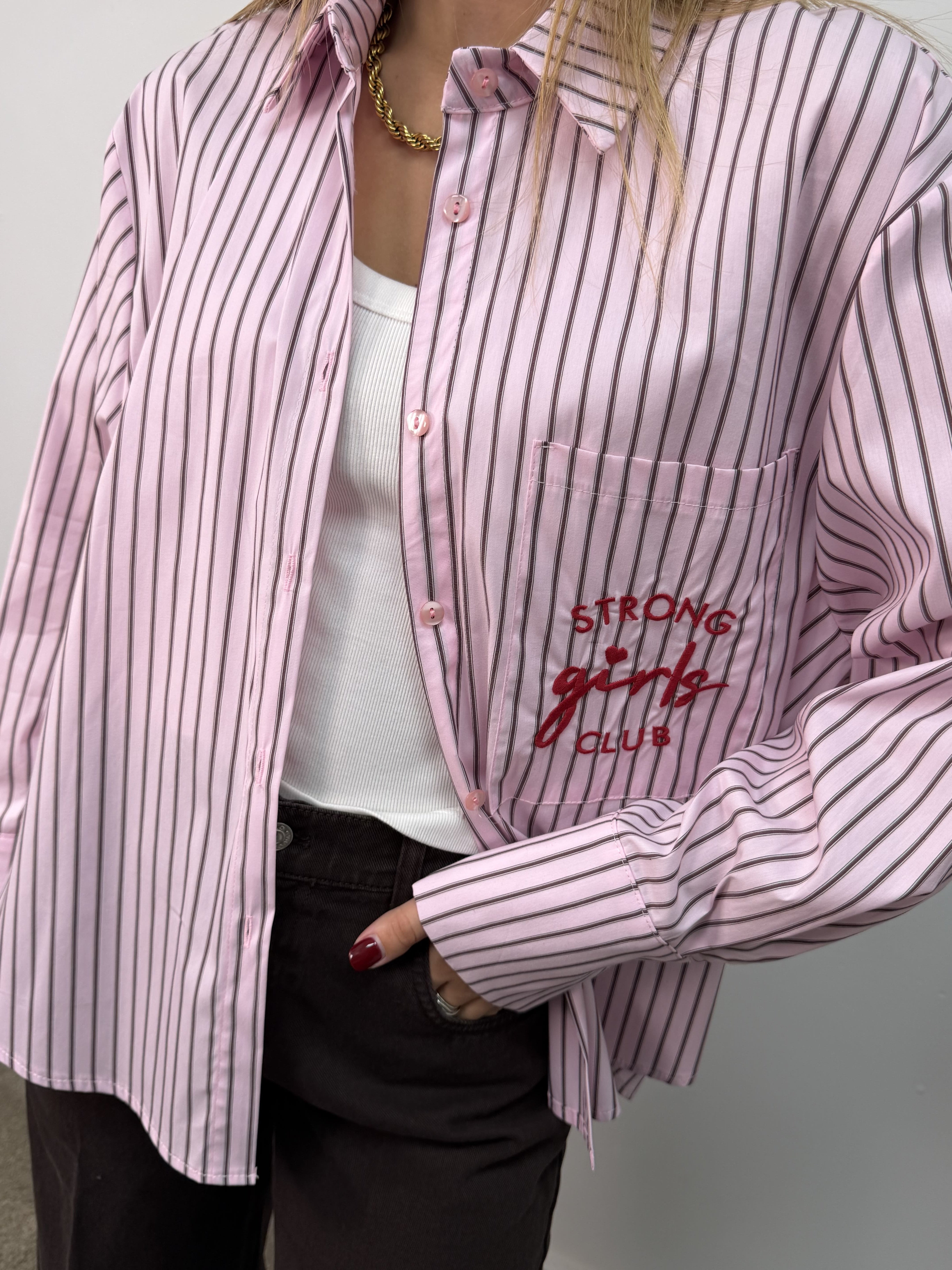 Camicia over  con ricamo "Strong girl Club" Tensione In