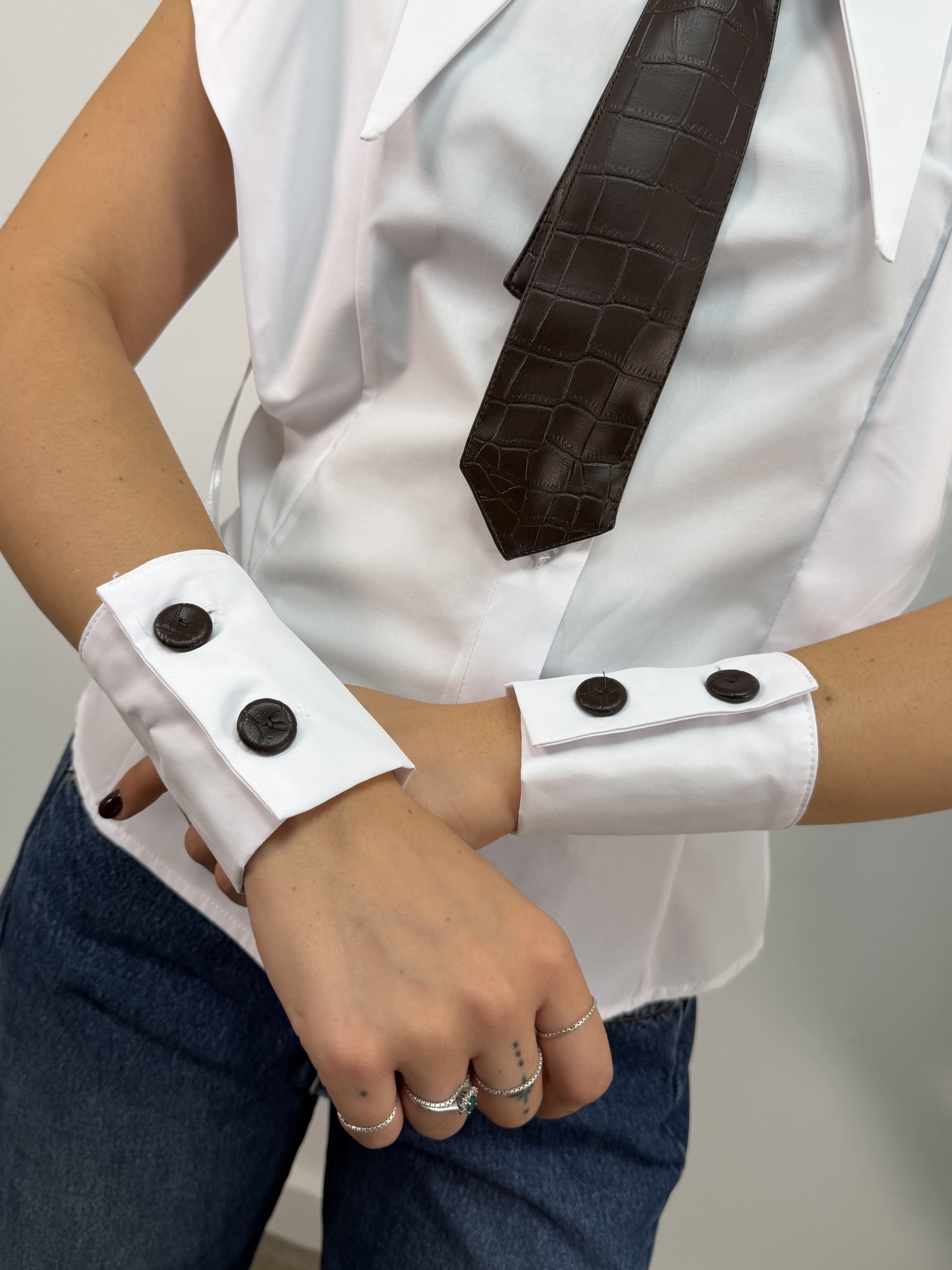 Camicia smanicata con cravatta e polsini HaveOne