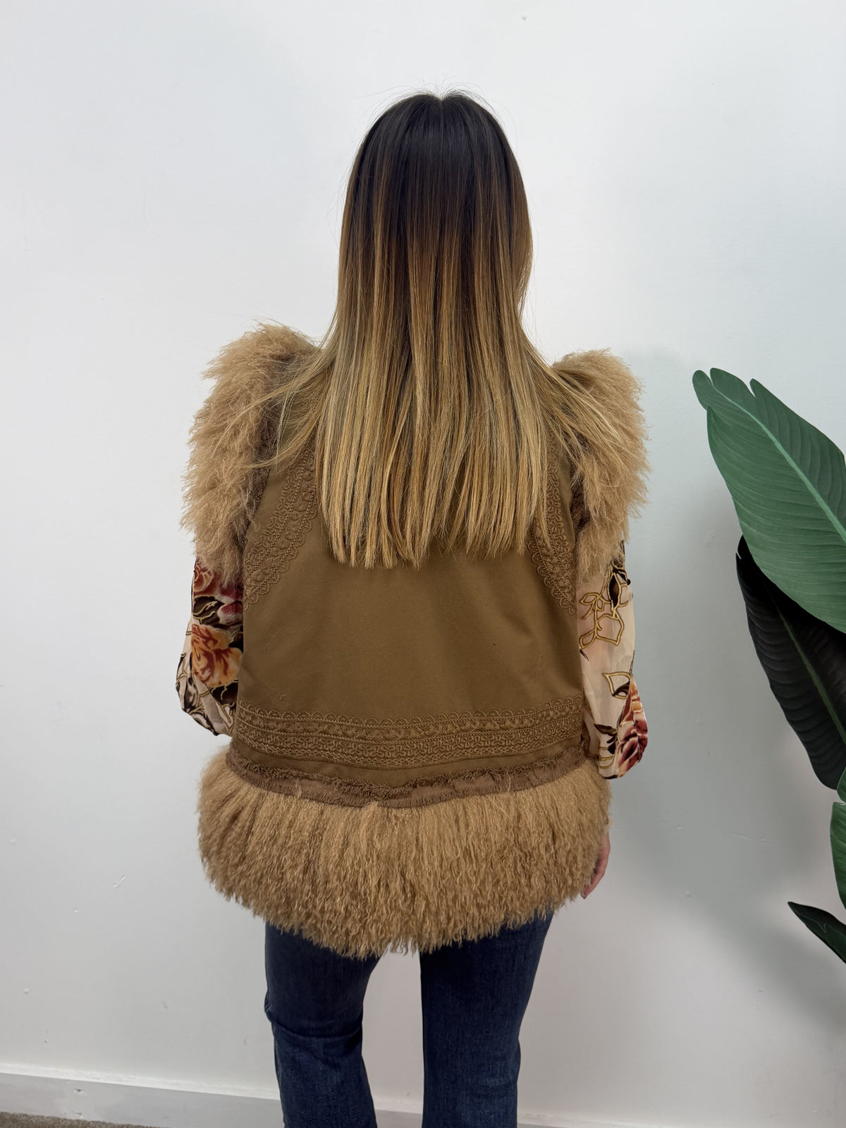 Gilet bimaterico in cotone ricamato e profili in mongolia Amosa
