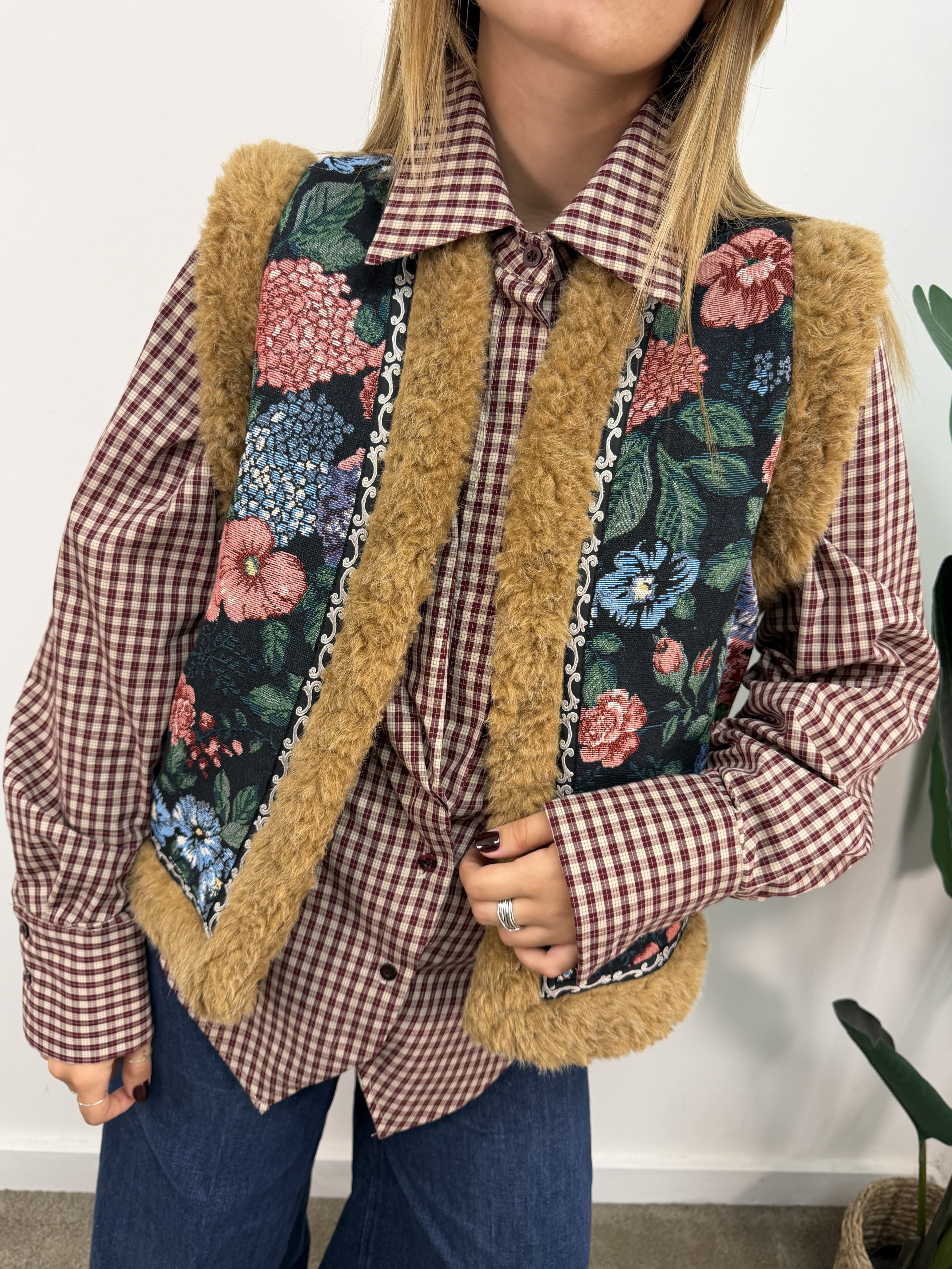 Gilet bimaterico tessuto jacquard fiorato con profili ecopelliccia Amosa