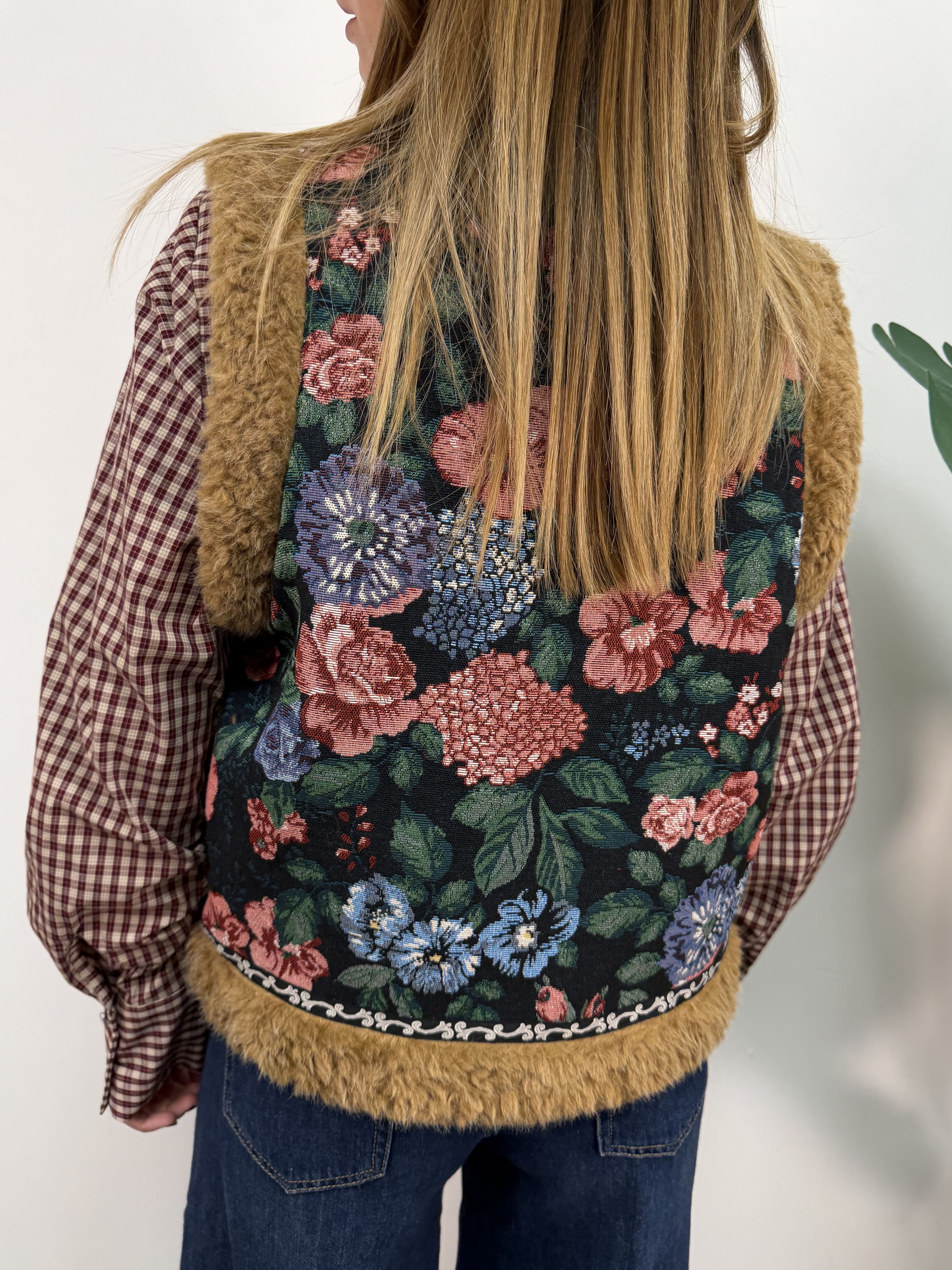 Gilet bimaterico tessuto jacquard fiorato con profili ecopelliccia Amosa