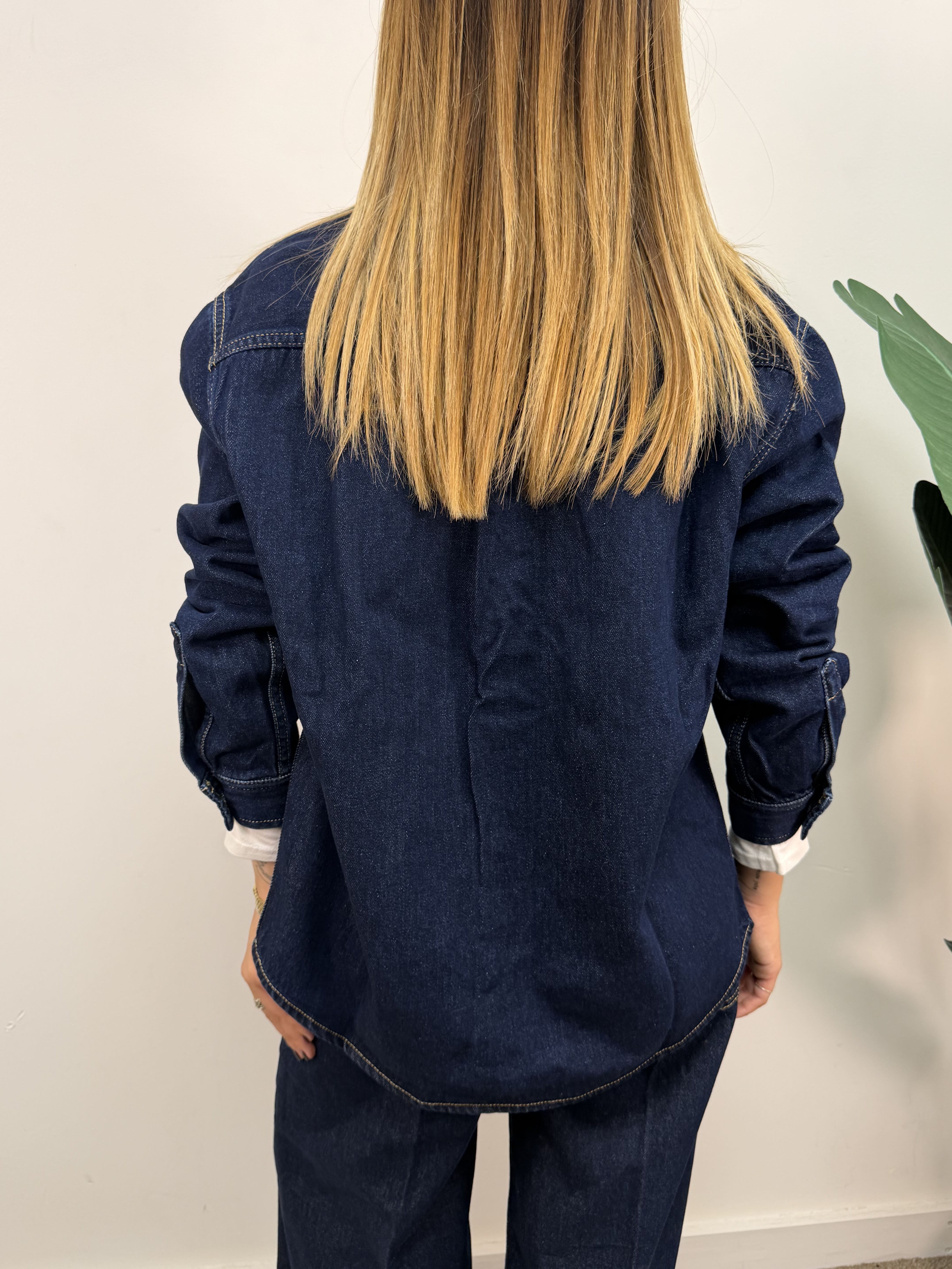 Camicia over denim scuro Vicolo