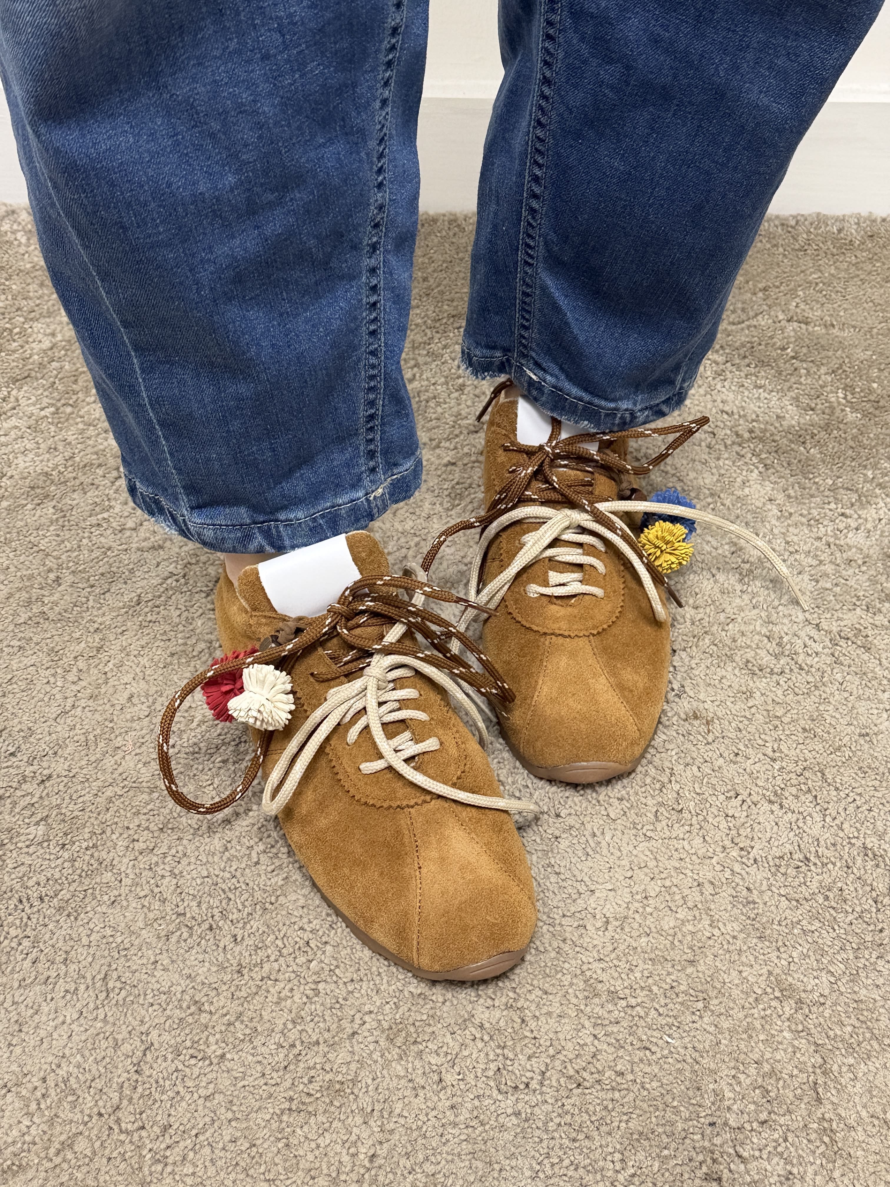 Sneakers in crosta con doppio laccio e ponpon Via Mondana