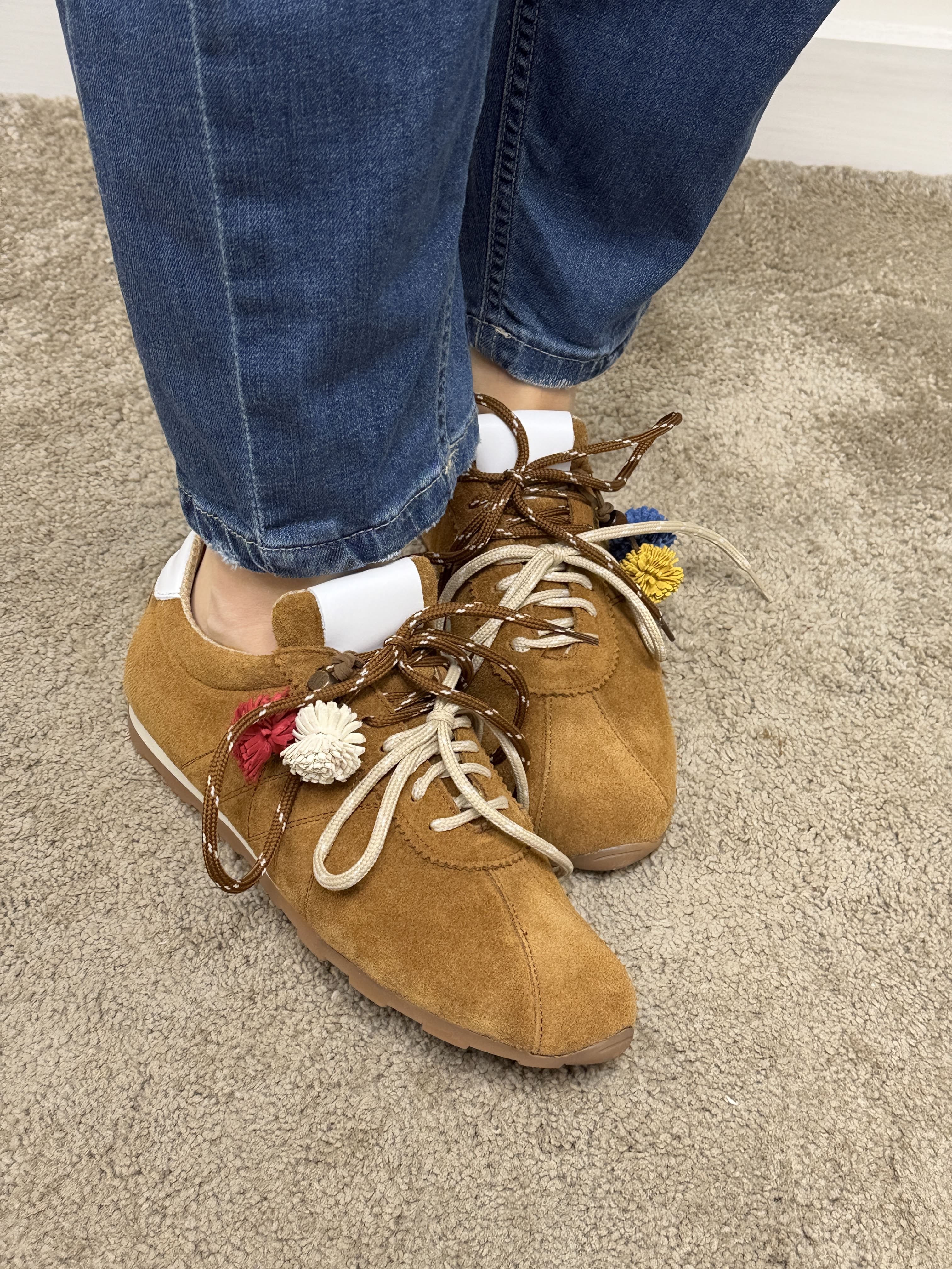 Sneakers in crosta con doppio laccio e ponpon Via Mondana