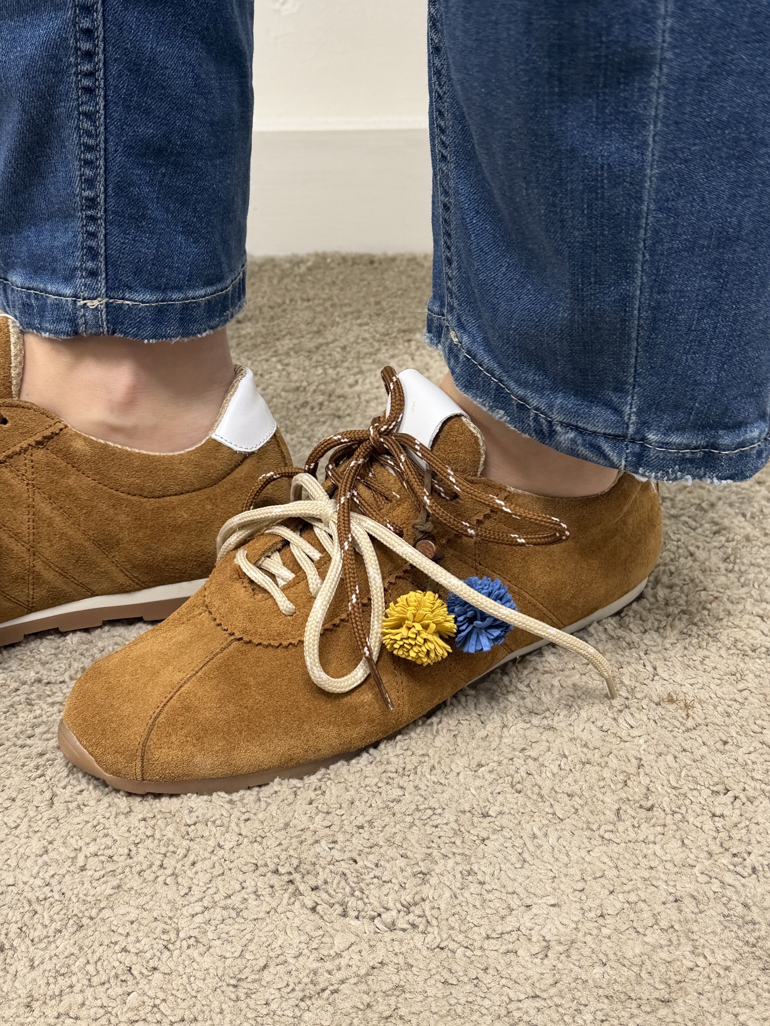 Sneakers in crosta con doppio laccio e ponpon Via Mondana