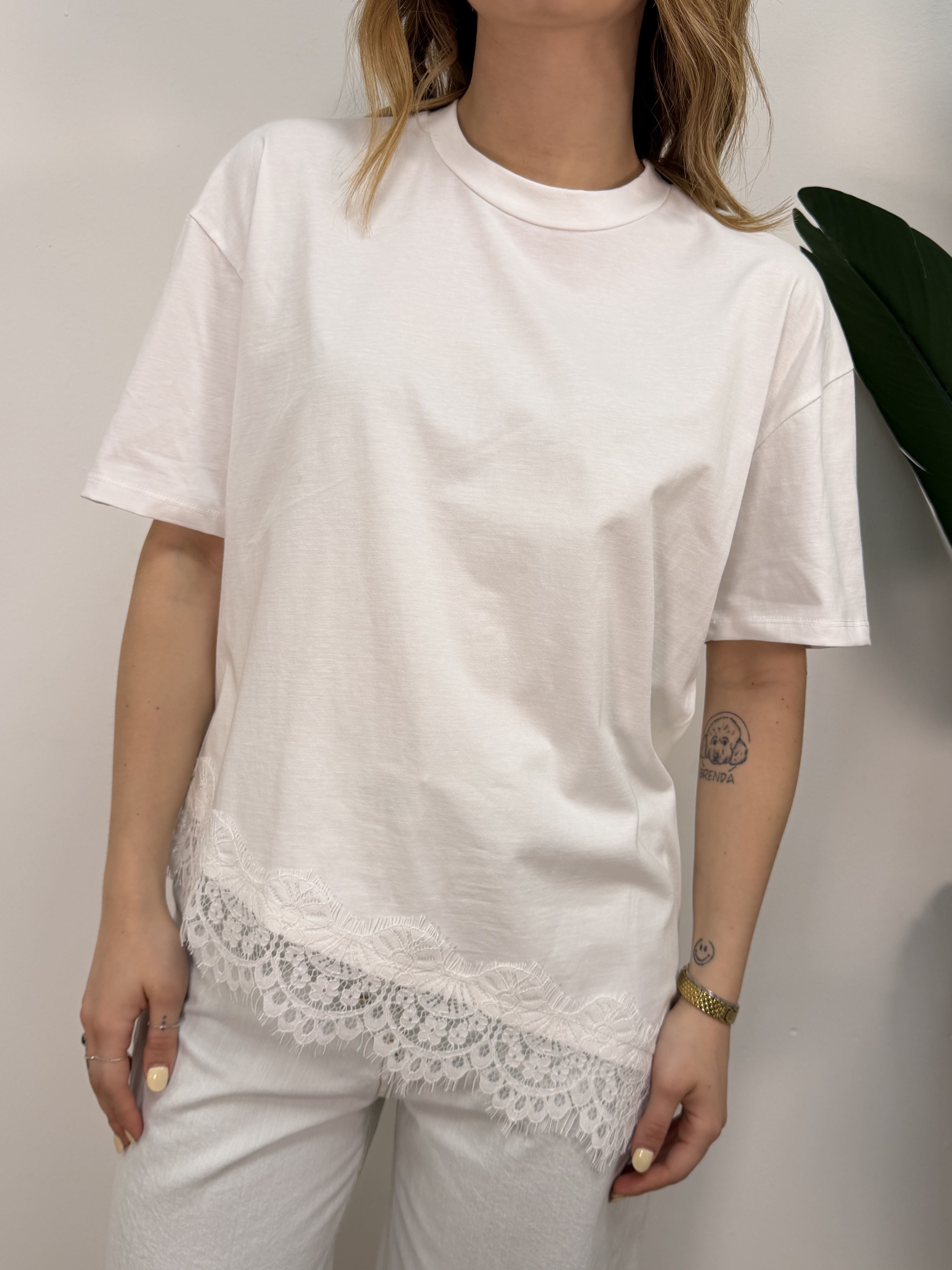 T-shirt girocollo con pizzo trasversale VICOLO