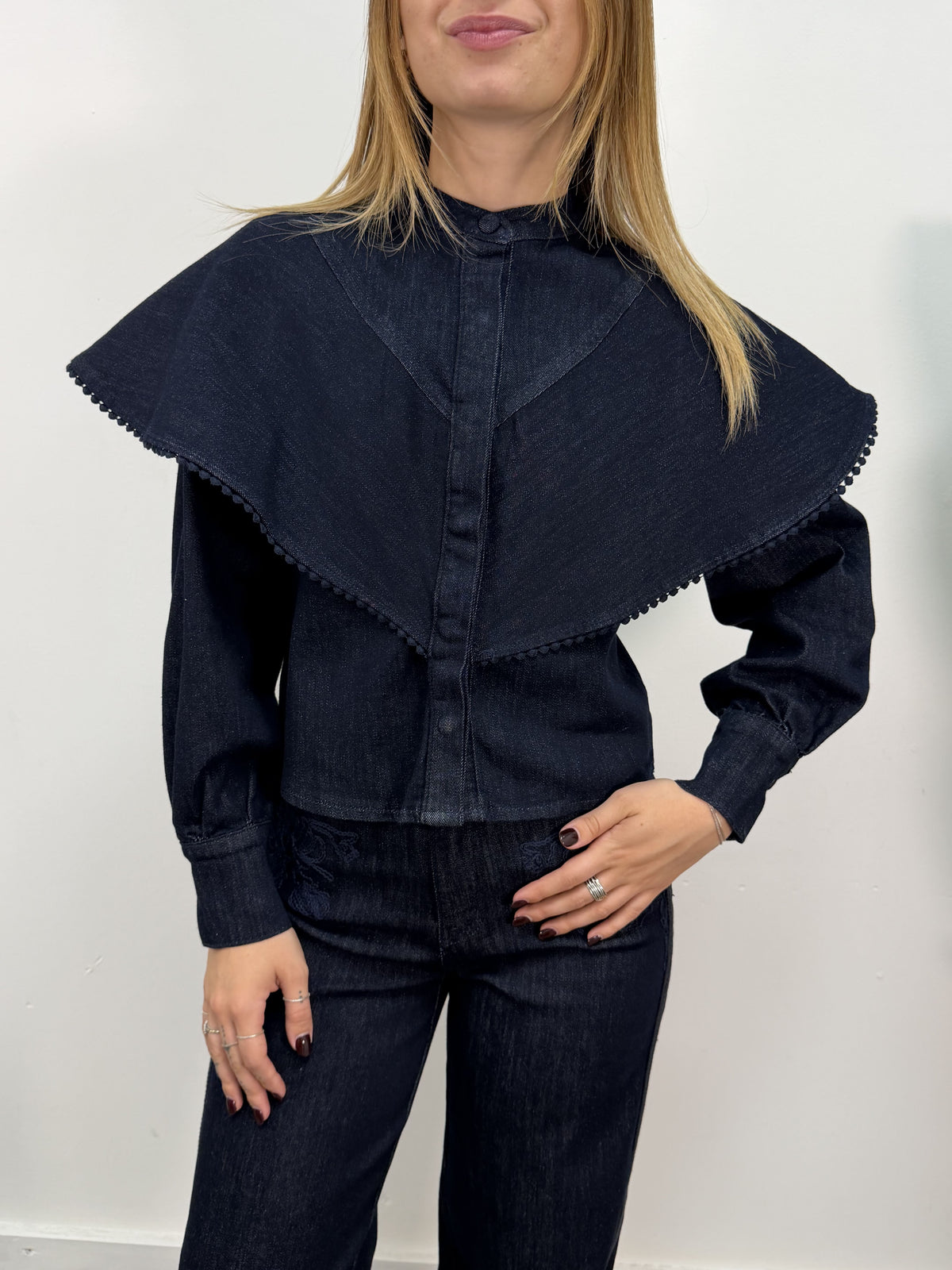 Camicia jeans con passamanerie e mantellina Amosa