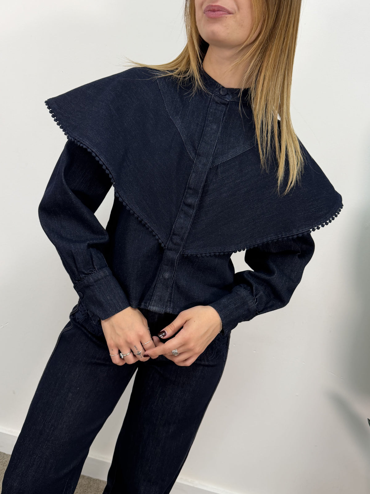 Camicia jeans con passamanerie e mantellina Amosa