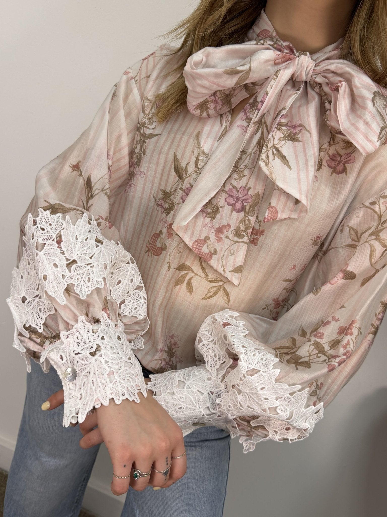 Blusa floreale con fiocco e ricami sul polso Susy Mix - GiuGiò | Shop online