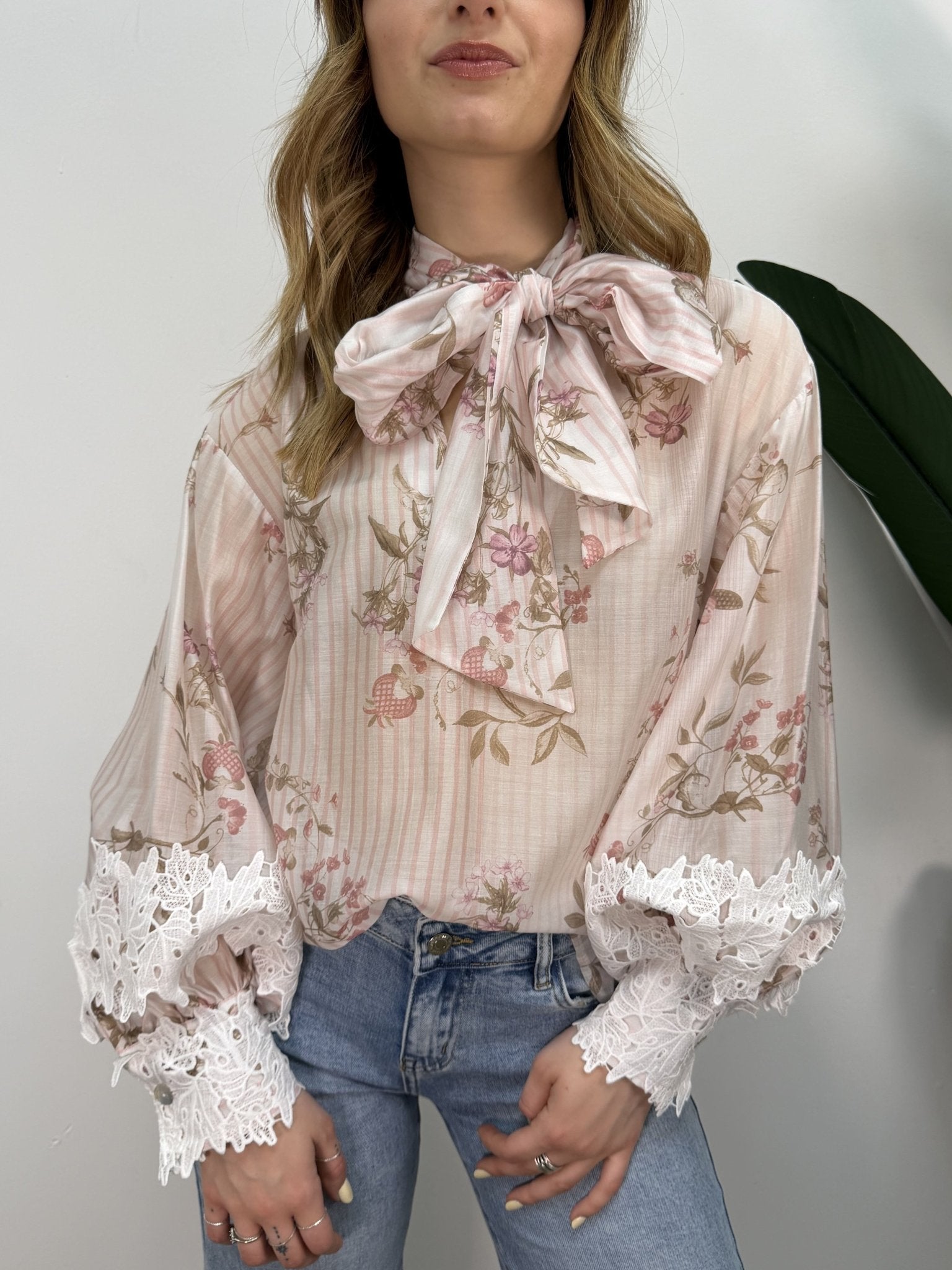 Blusa floreale con fiocco e ricami sul polso Susy Mix - GiuGiò | Shop online