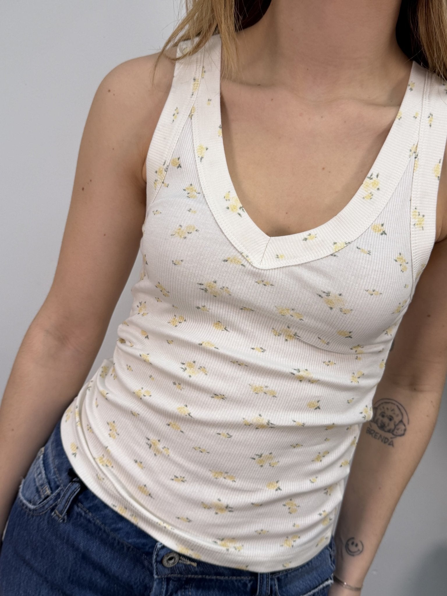 Canotta costina fiorata scollo V VICOLO - GiuGiò | Shop online