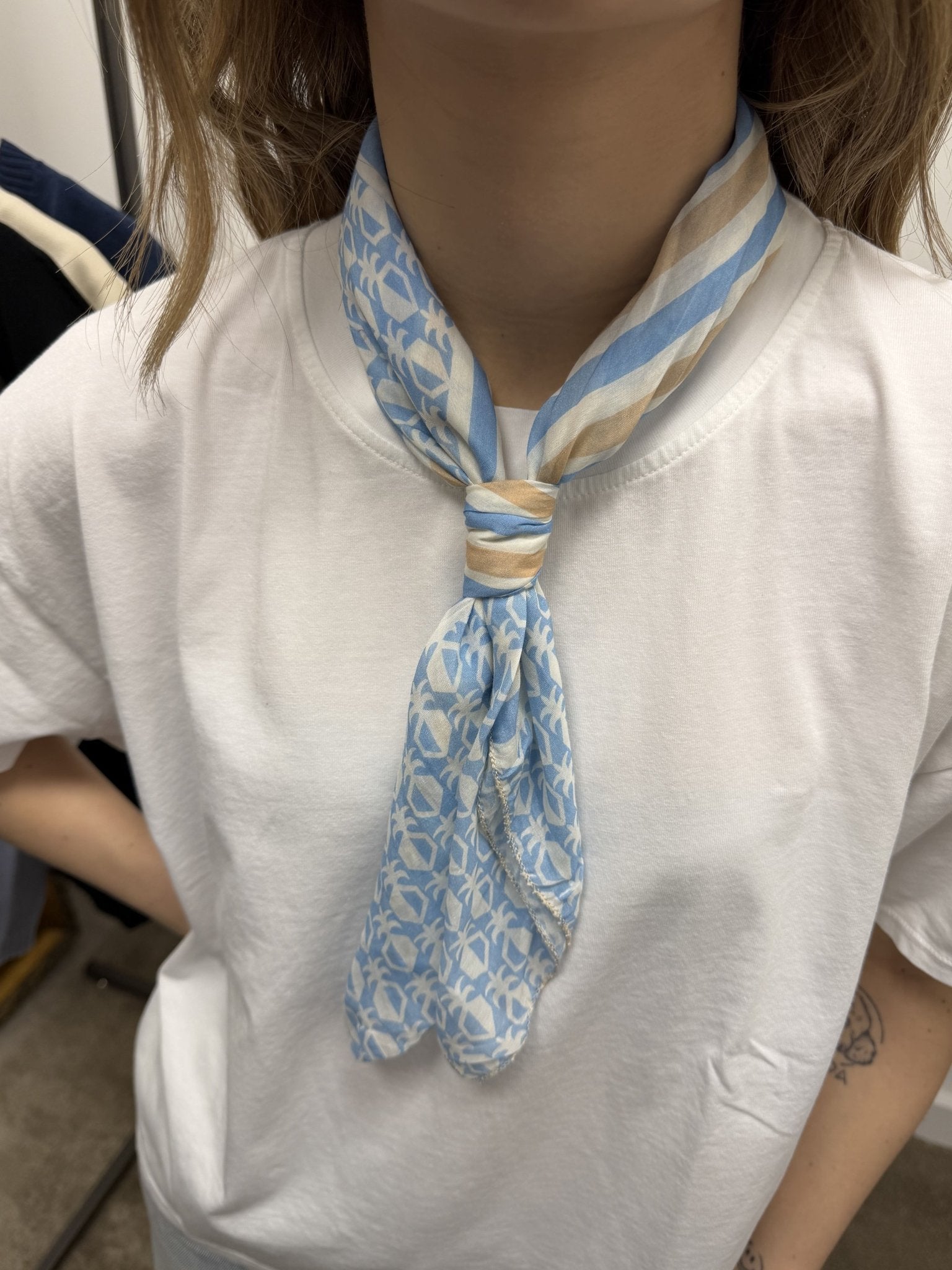 Foulard piccolo disegno celeste in cotone Susy Mix - GiuGiò | Shop online