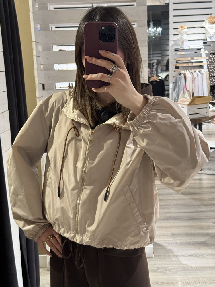 Giubbino in tessuto impermeabile con cappuccio Tensione IN - GiuGiò | Shop online