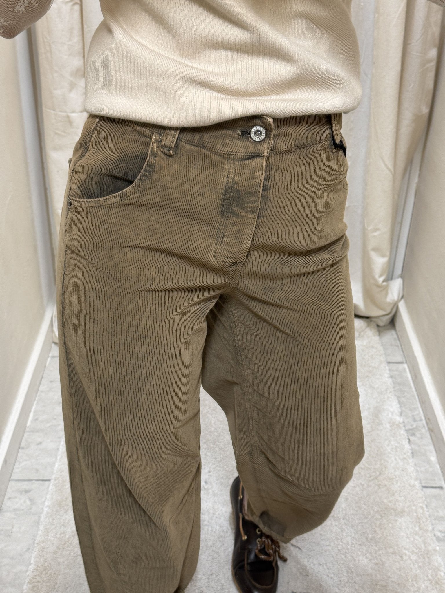 Pantalone carrot in velluto millerighe Please - GiuGiò | Shop online