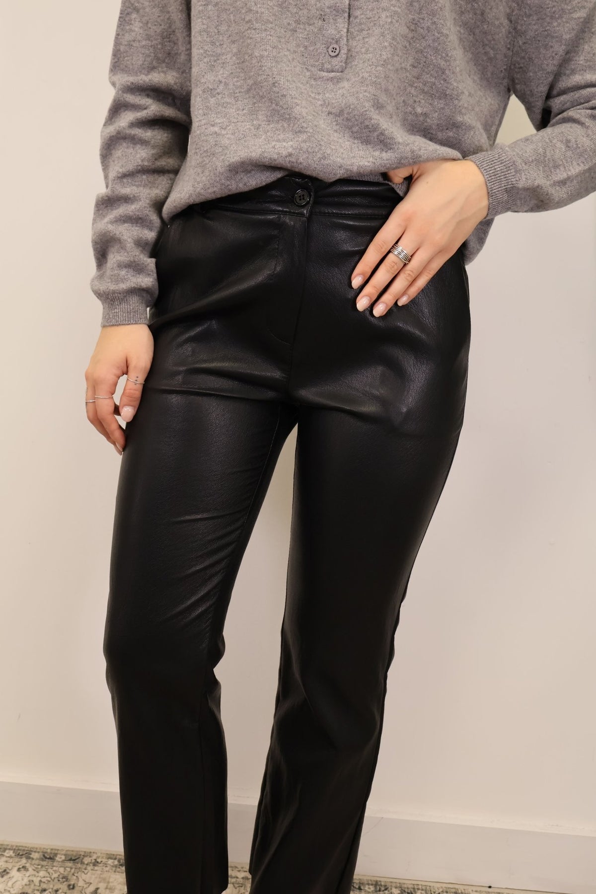 Pantalone mini flare ecopelle nero Tensione In - GiuGiò | Shop online